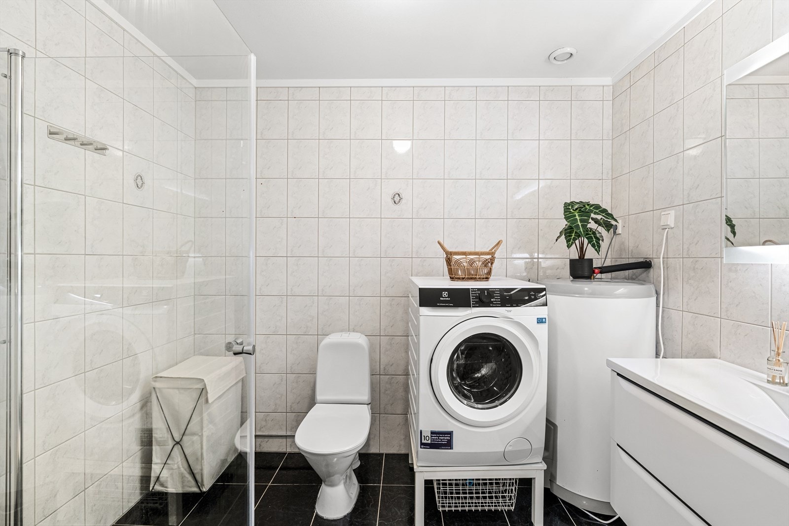 Romslig baderom med varme i gulv. Moderne innredning og nyere varmtvannsbereder satt inn. Galleribilde