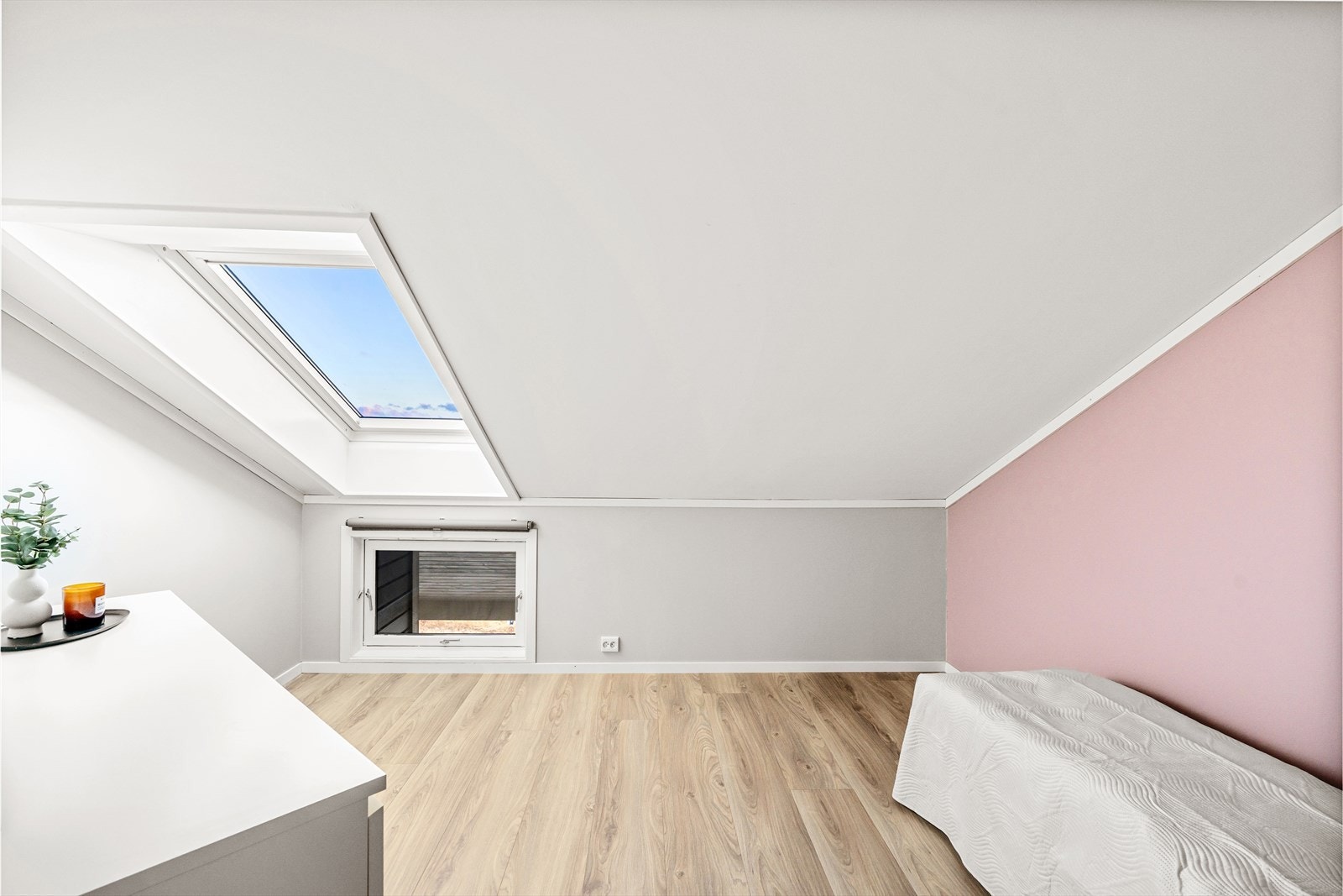 Soverom oppe gir komplette forhold både for noen med barn eller besøkende. God plass til både seng og gamingpult hvis det er ungdommen som skal bo her. Galleribilde