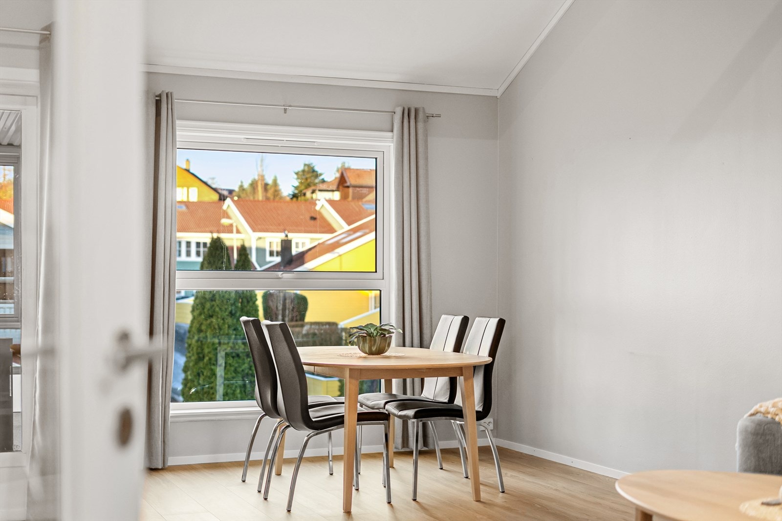 Herlig med naturlig lys og god plass til besøk om du trenger å dra spisebordet ut med ekstra klaffer. Veggplass for sjenk eller vitrineskap. Galleribilde