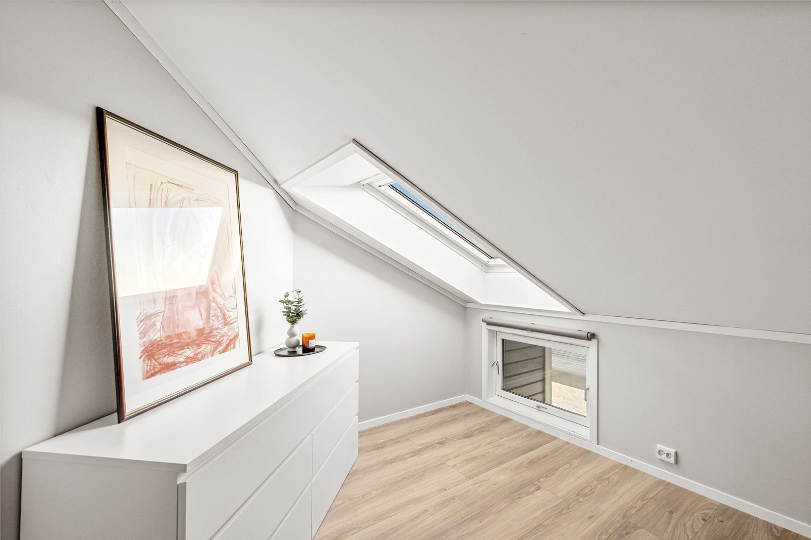 Soverom oppe gir komplette forhold både for noen med barn eller besøkende. God plass til både seng og gamingpult hvis det er ungdommen som skal bo her. Galleribilde