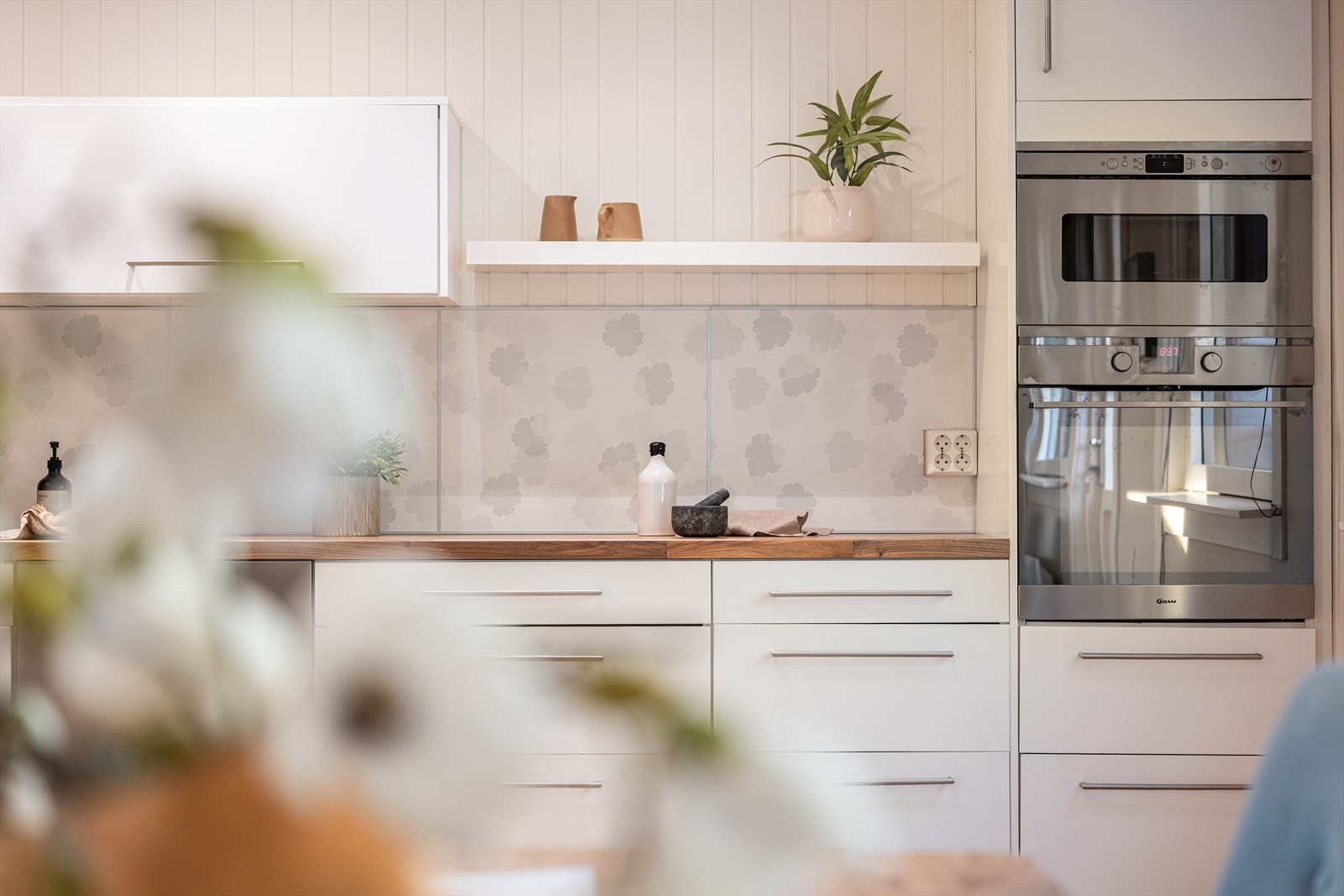 - Tidløs innredning med slette fronter og benkeplate av laminat - Galleribilde