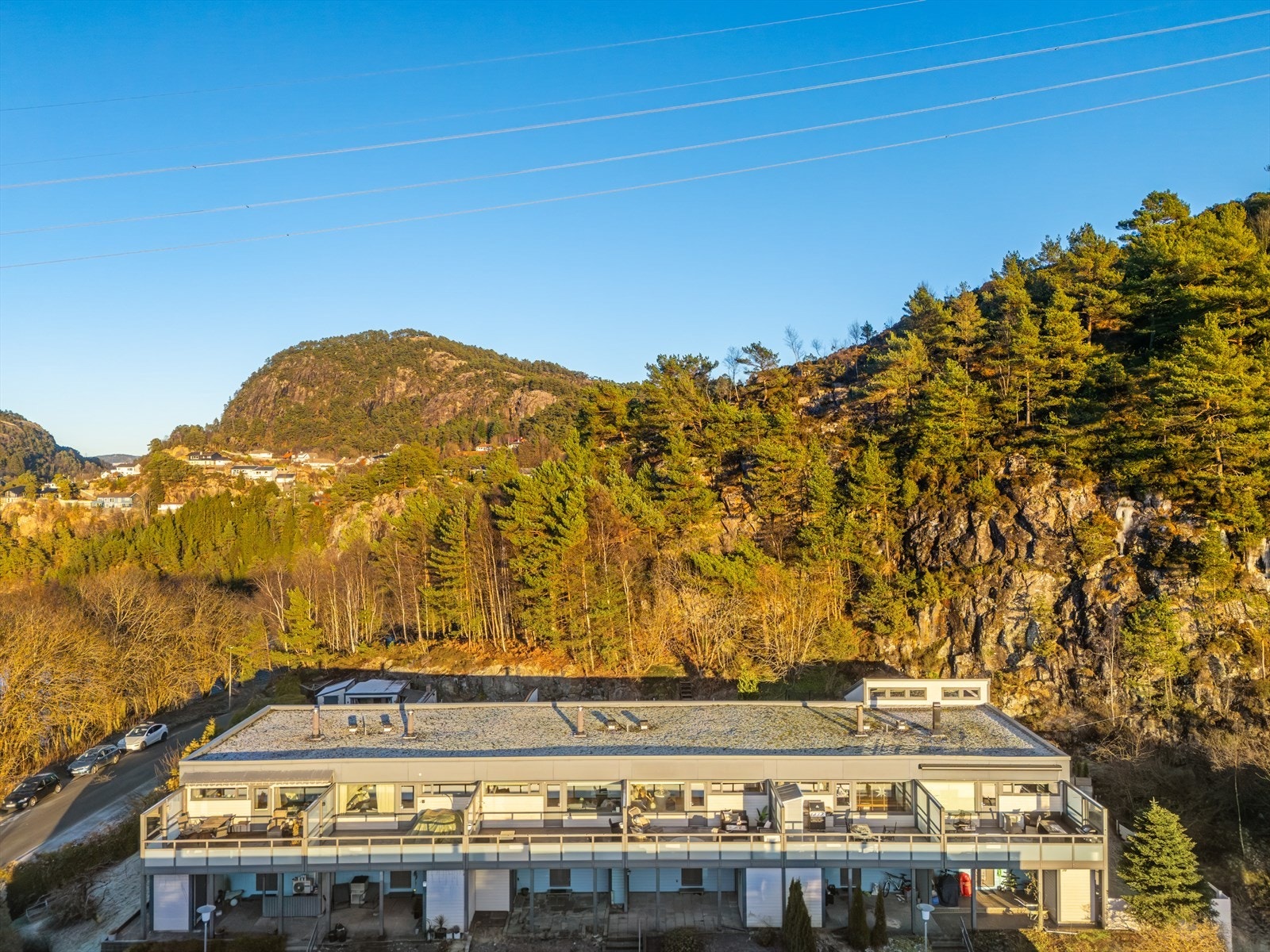 - Tomten er pent opparbeidet med grøntområder, sittegrupper, to lekeplasser, fotballbane, interne veier og parkeringsplasser - Galleribilde