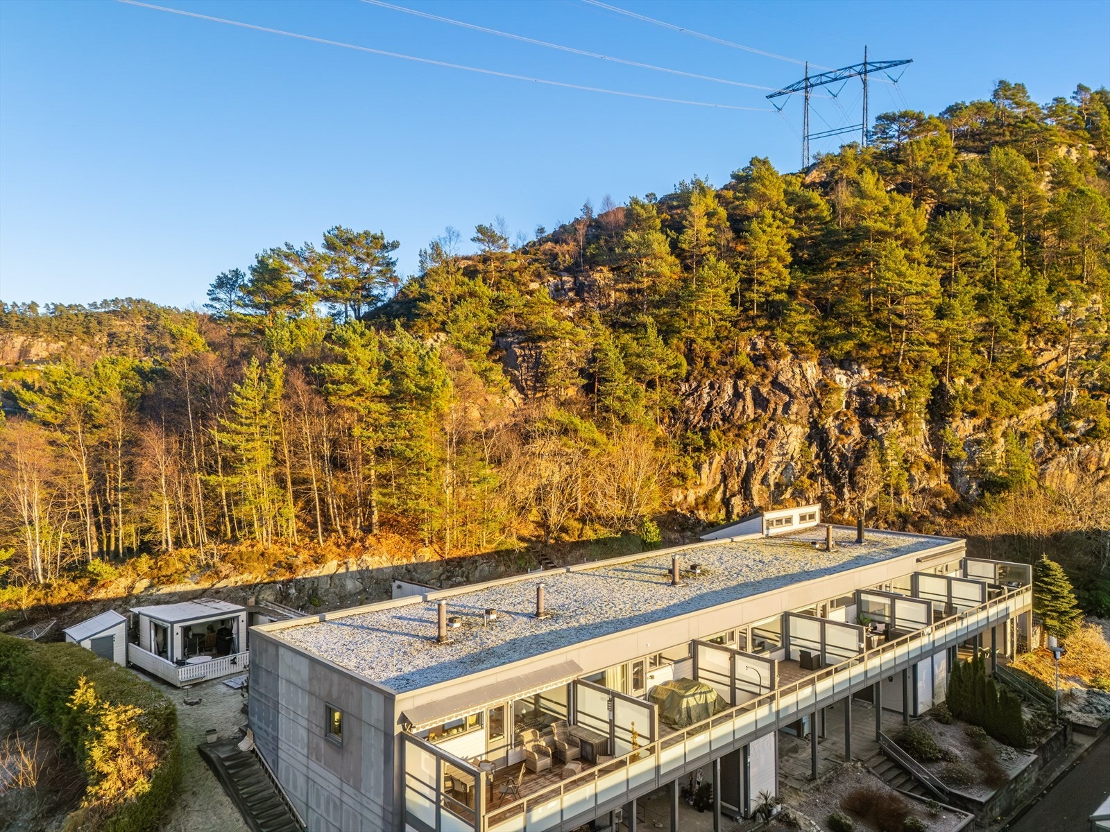 - Det er kort vei til flere turområder. Fra ulike stier kan man gå til Lyderhorn-fjellet, Kanadaskogen eller Alvøen - Galleribilde