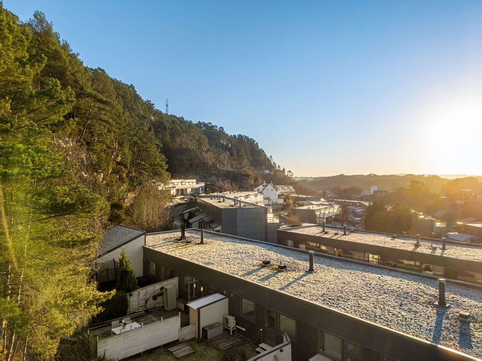 - Med uteplasser vendt mot 2 ulike himmelretninger kan du nyte gode solforhold sommerstid - Galleribilde