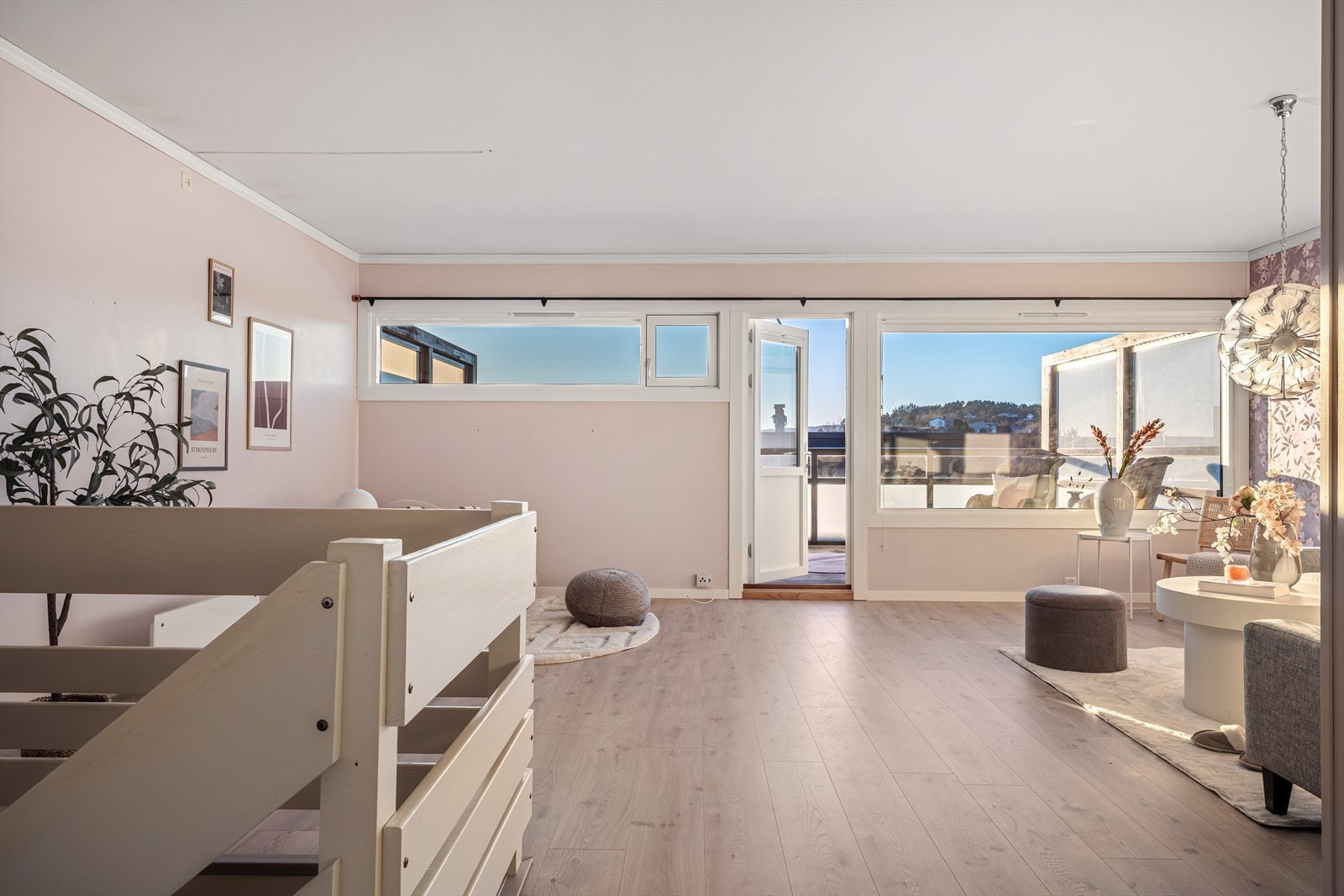 - Boligen har et BRA-i på 121m² fordelt over 2 plan, med en praktisk planløsning - Galleribilde