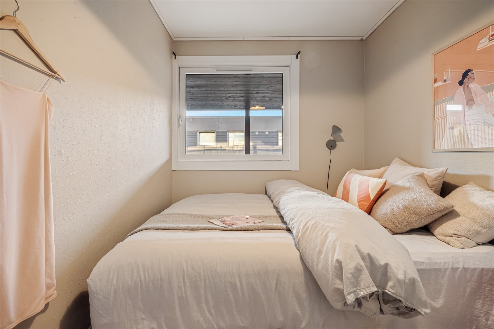 - God plass til seng samt øvrig ønsket møblement - Galleribilde