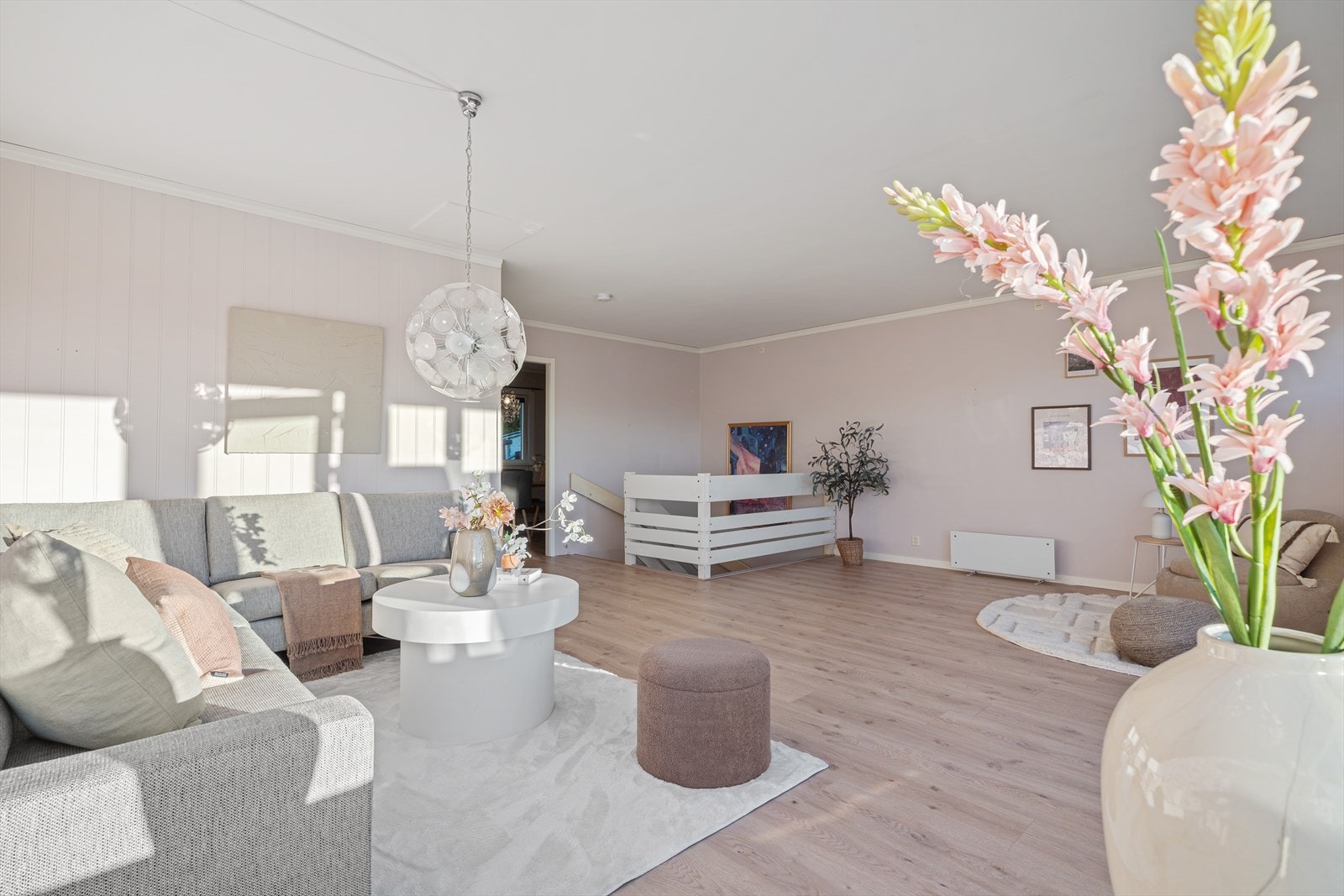 - Stuen måler 35,6m² og har god plass til sofagruppe og øvrig ønsket møblement - Galleribilde