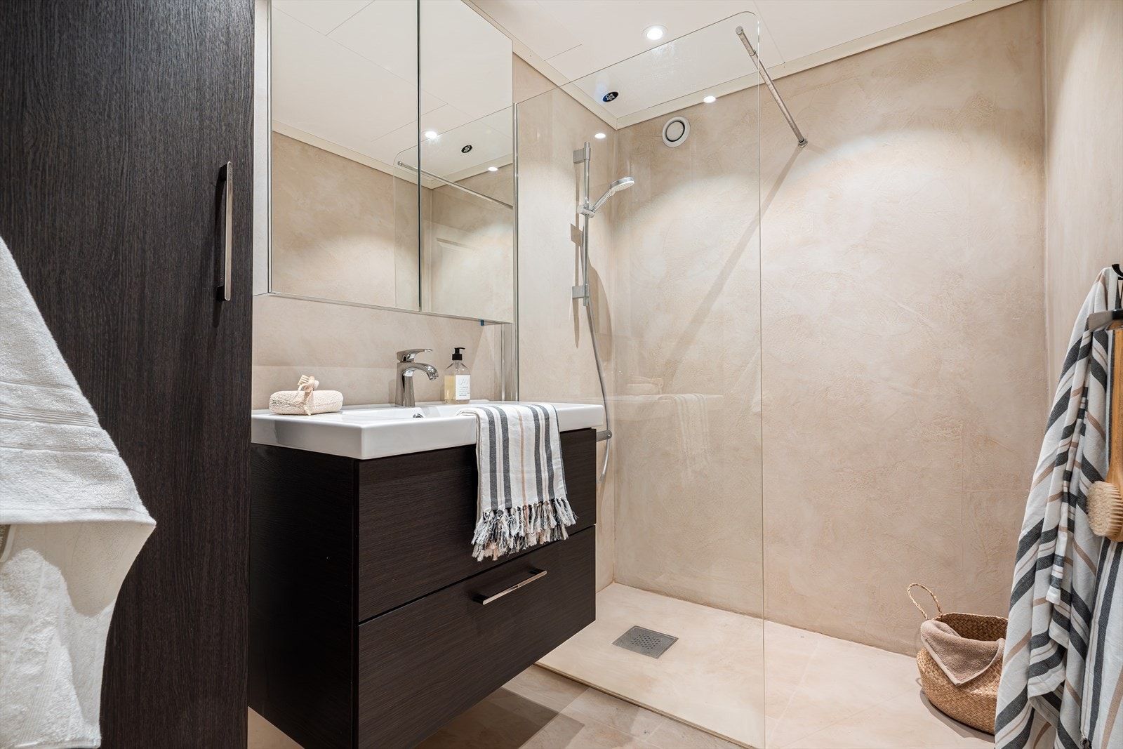 - Lekkert baderom med behagelig varme i gulv - Galleribilde