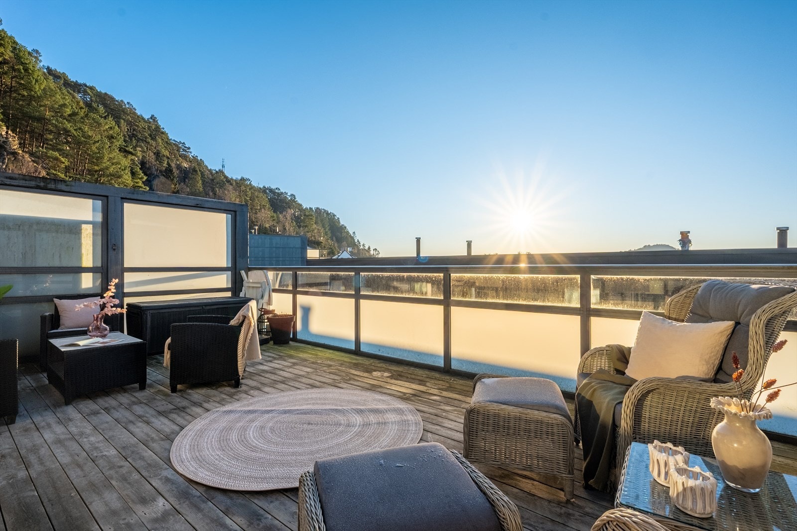 - Romslig balkong på 23m² med god plass til ønsket utemøblement - Galleribilde