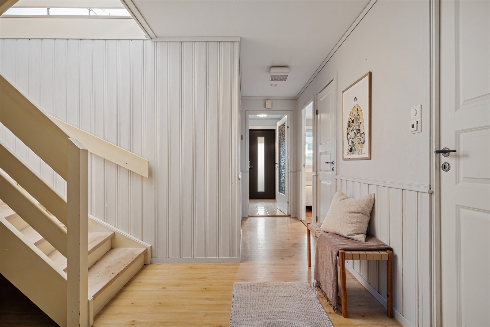 - 1. etasje inneholder entré, gang, 2 soverom, toalett, bad, vaskerom og 2 boder - Galleribilde