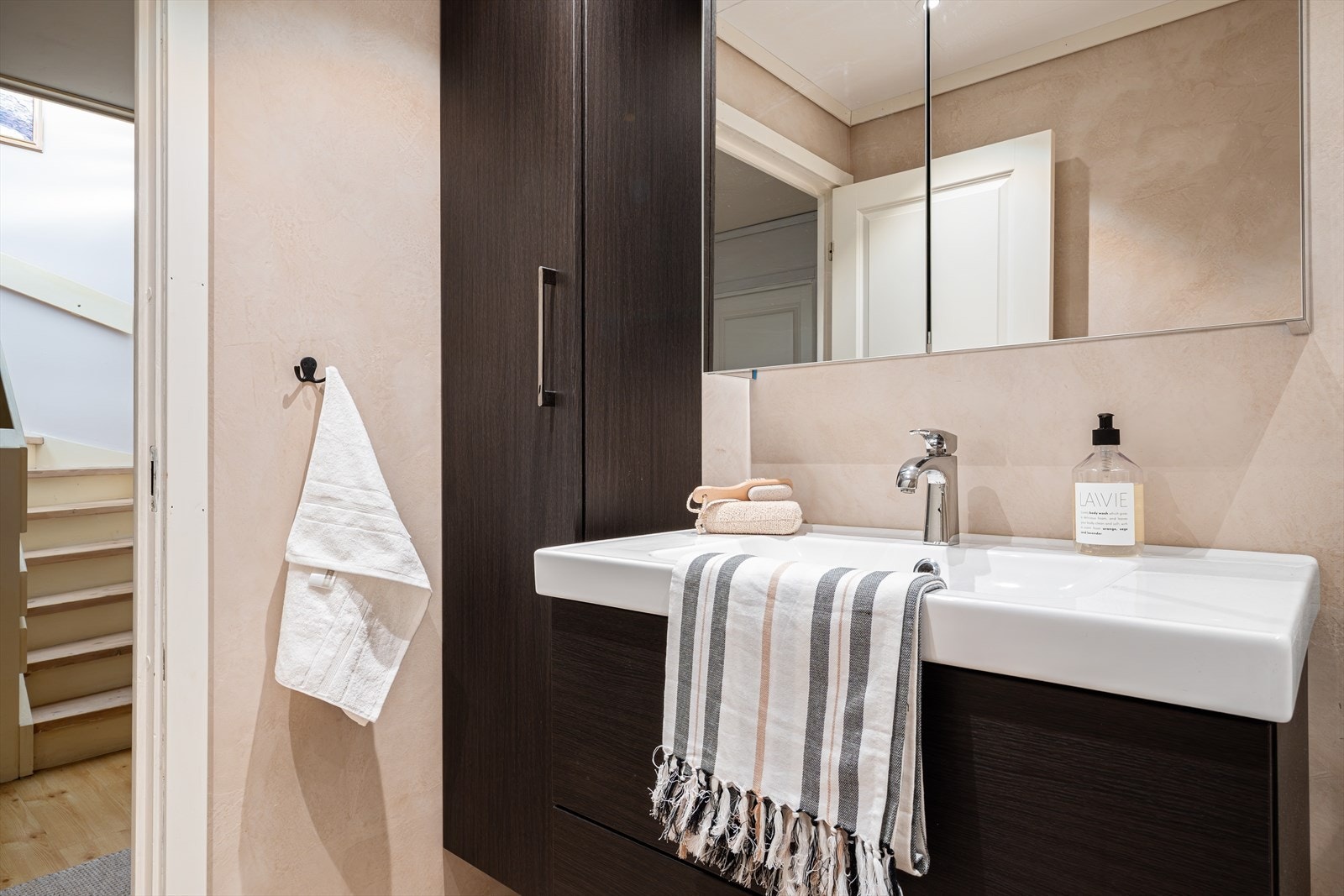 - Gode oppbevaringsmuligheter i servantmøbel og høyskap - Galleribilde