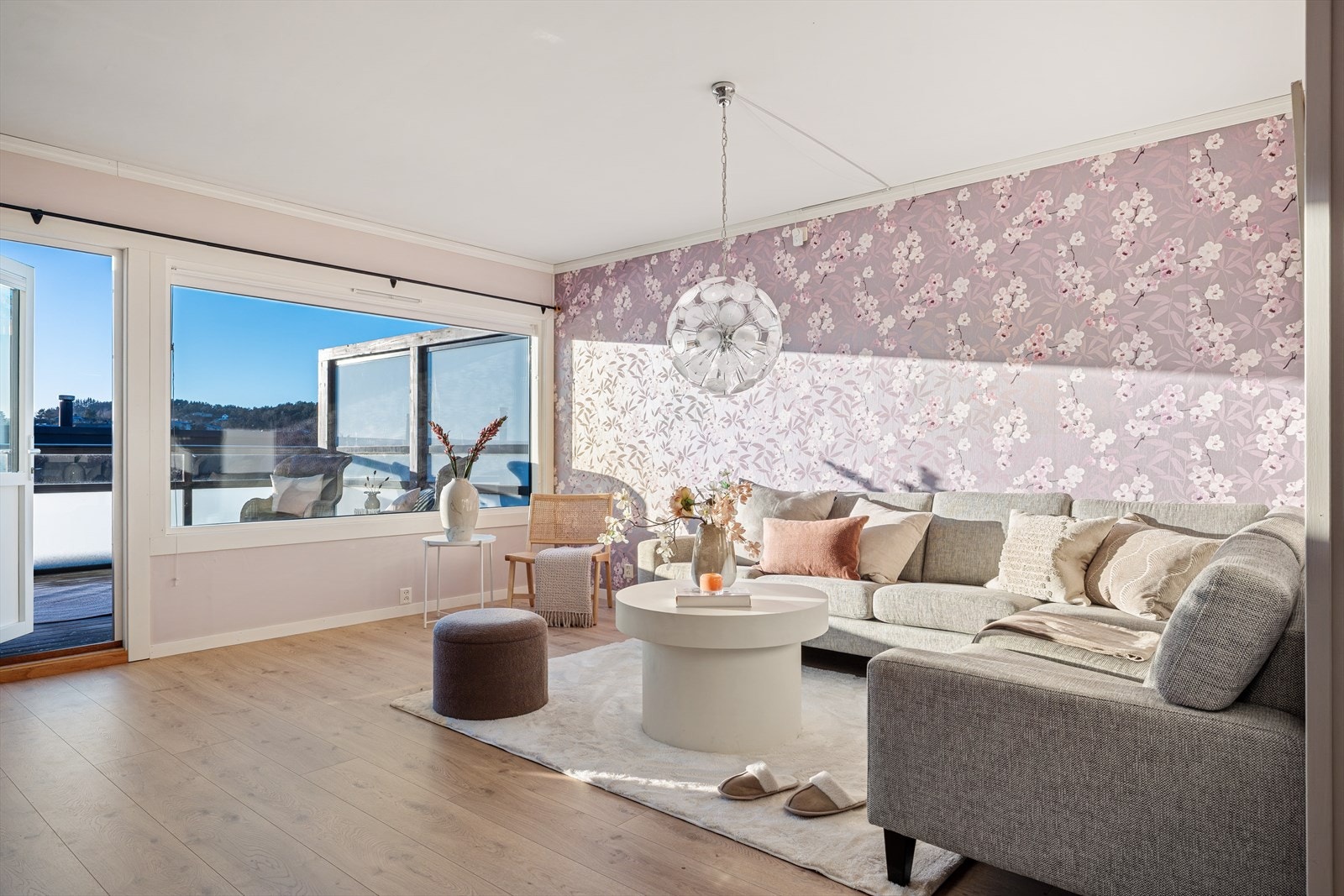 - 2. etasje strekker seg over 61m² og inneholder stue og kjøkken - Galleribilde