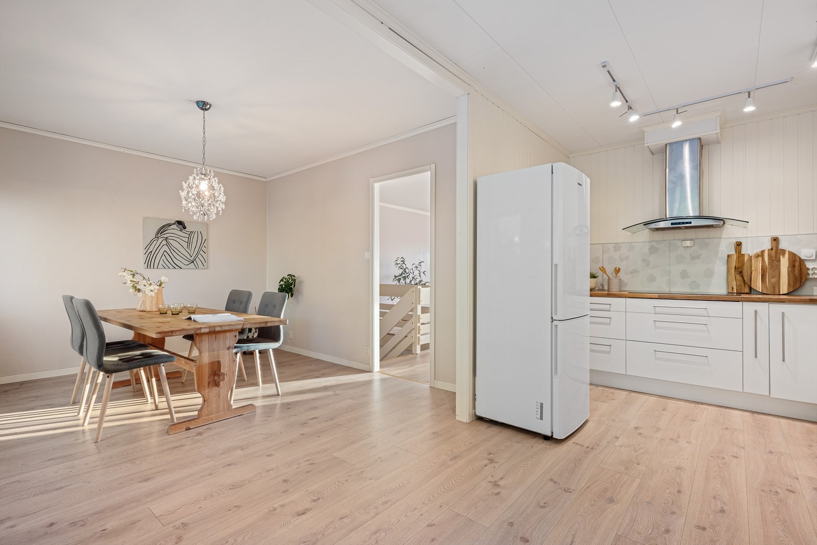 - Kjøkkenet er svært romslig med god plass til en egen sone for spisebord - Galleribilde