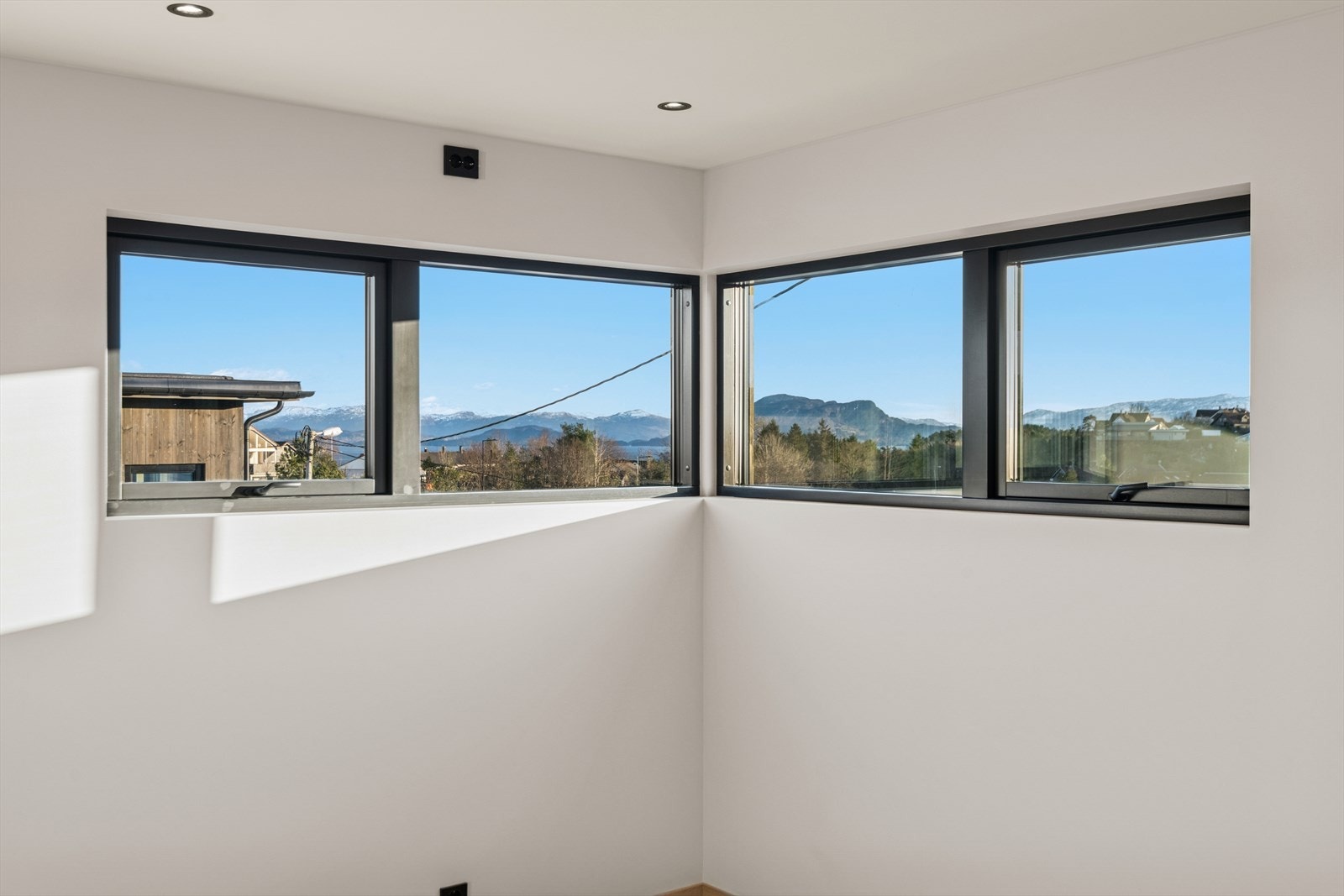 Fint vindusparti i stue Galleribilde