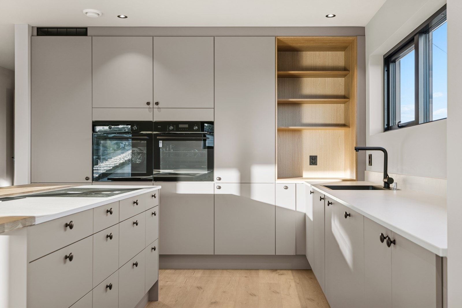 Nydelig kjøkken med eksklusiv materialvalg. Galleribilde