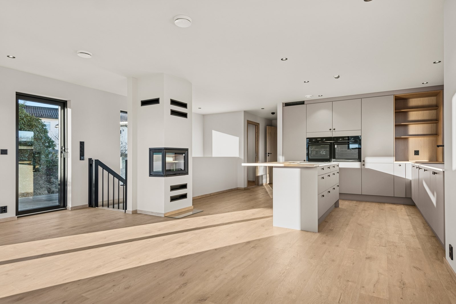 Stue med vedovn og slette overflater Galleribilde