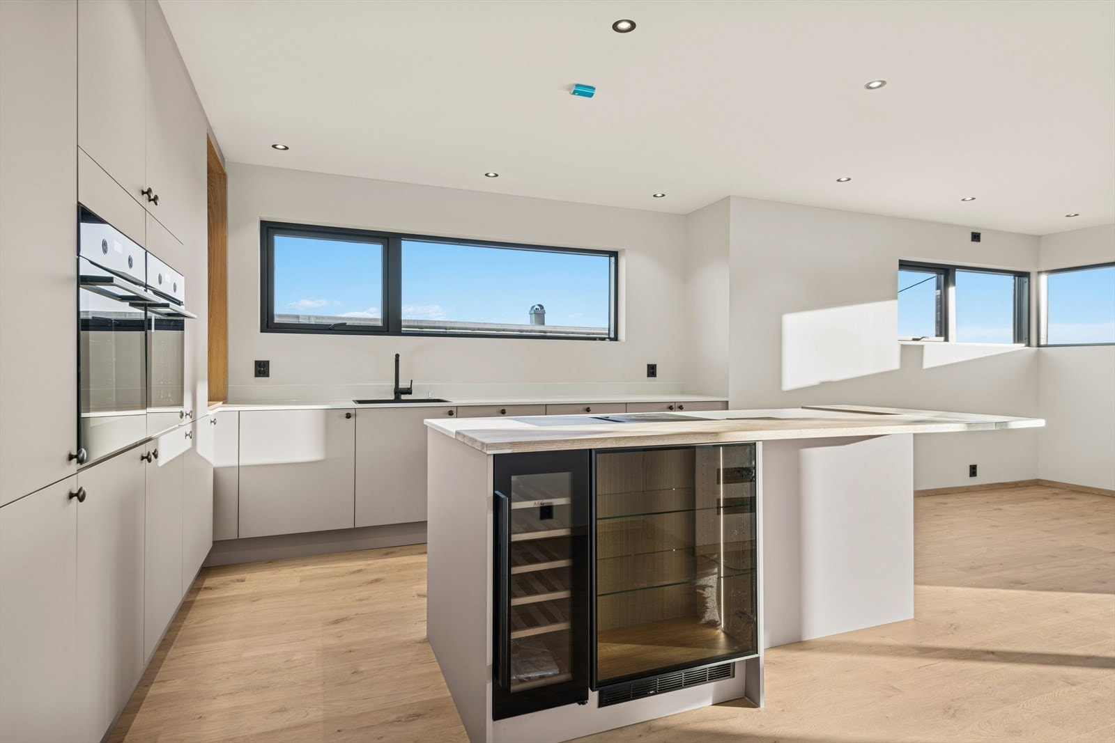 Vinskap, to stekeovner og vitrineskap med innebygd lys Galleribilde