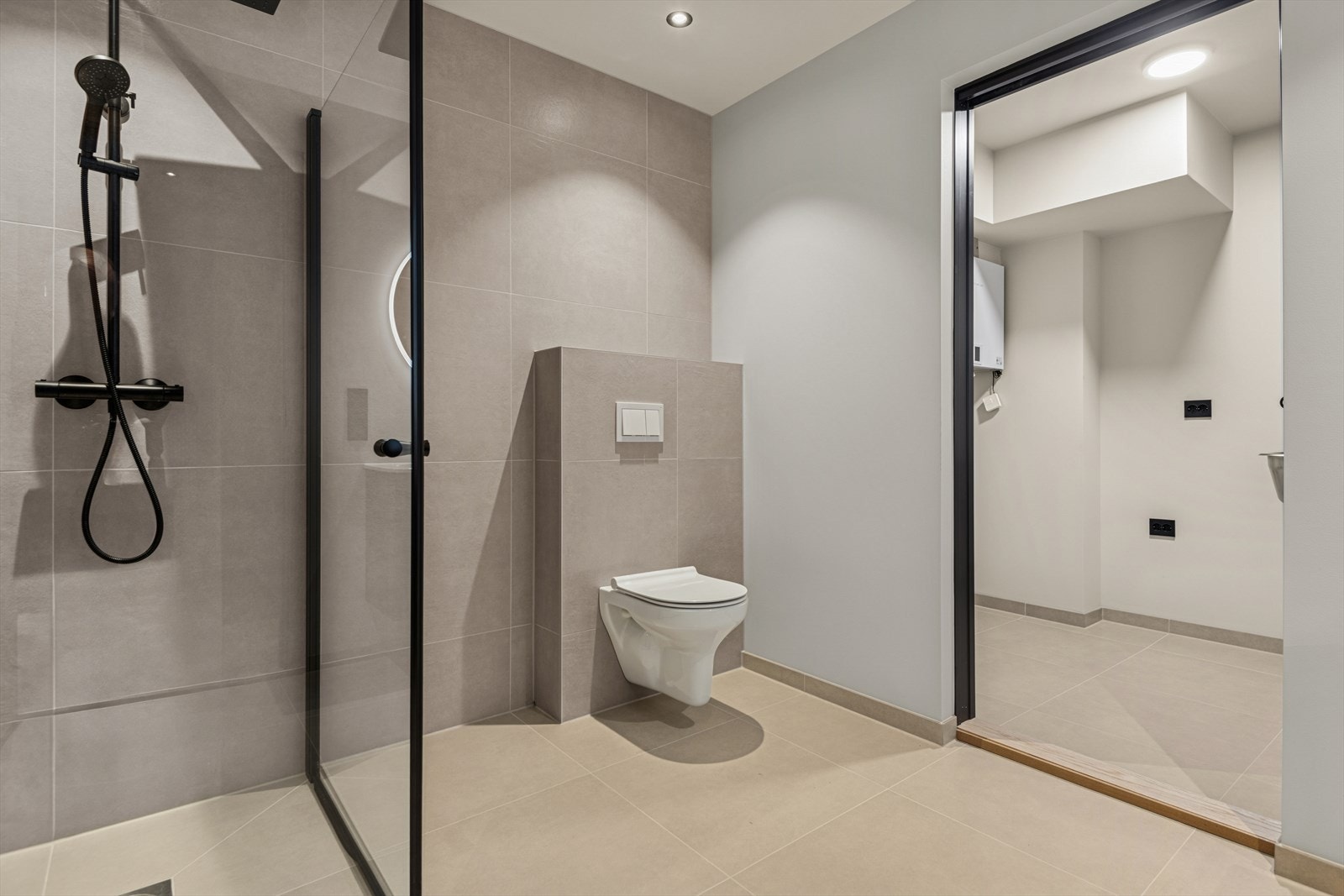 Bad med vaskerom i 1.etasje Galleribilde