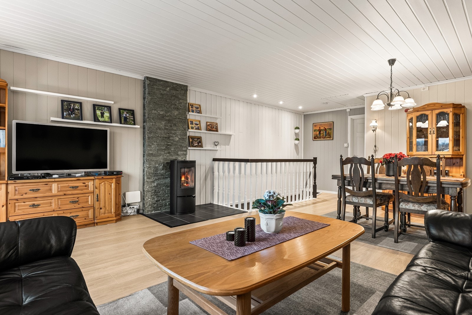 Her ser du den gode sammenhengen mellom stue og spiseplass. Galleribilde