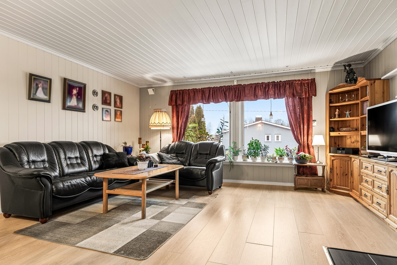 Store vindusflater gir rikelig med naturlig lys og en luftig atmosfære. Galleribilde