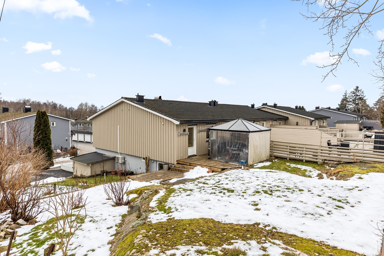 På baksiden av boligen er det en usjenert uteplass og hage. Galleribilde