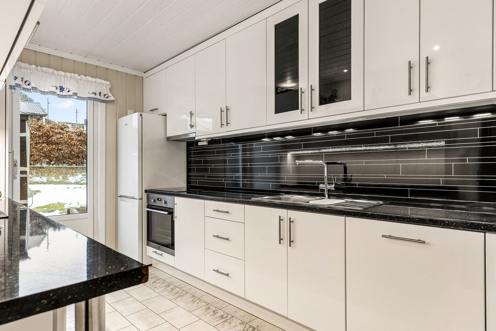 Kjøkkenet er plassert i tilknytning til stuen og har en funksjonell utforming. Galleribilde