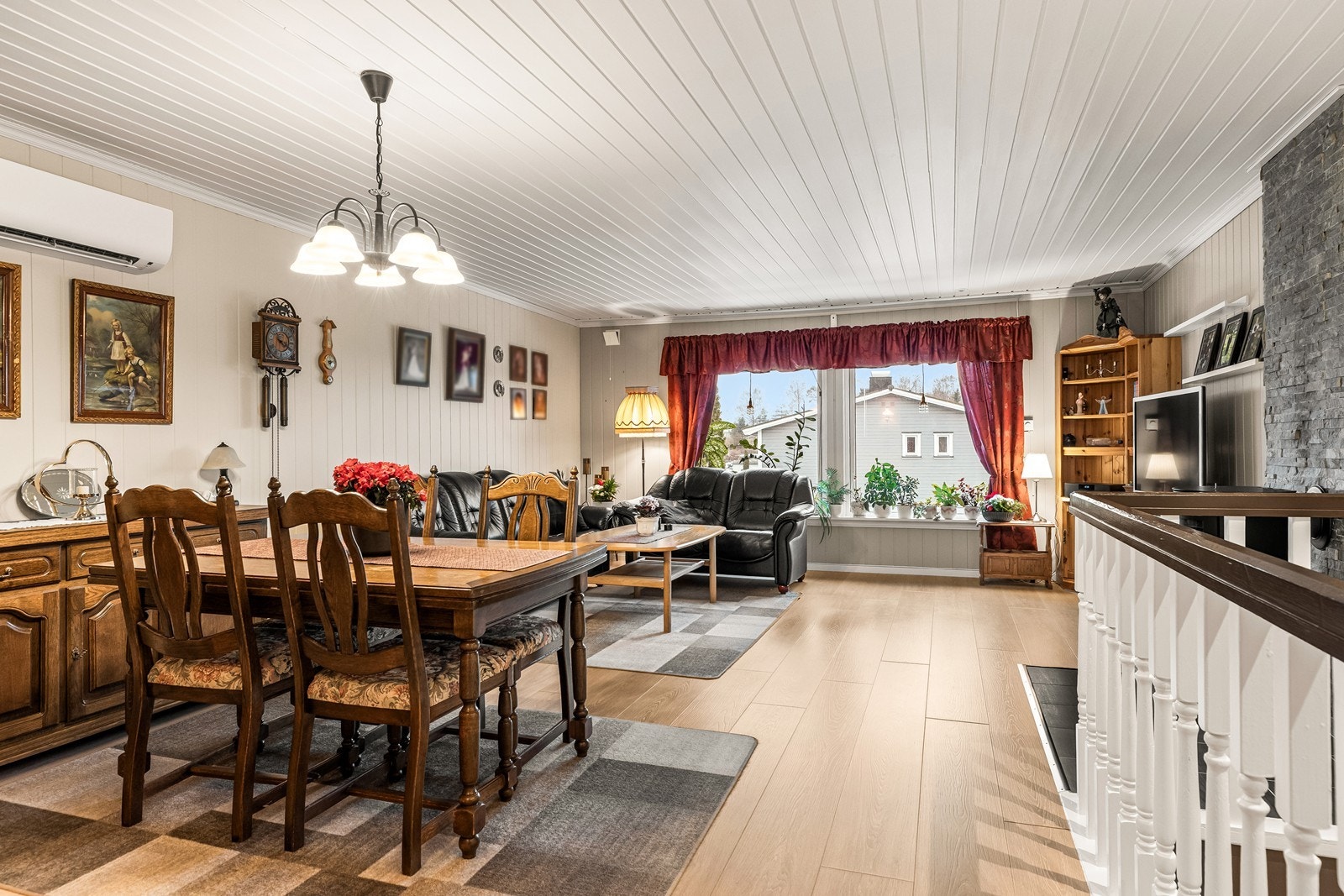 Stuen i første etasje er romslig og har plass til både sofagruppe og spisebord. Galleribilde