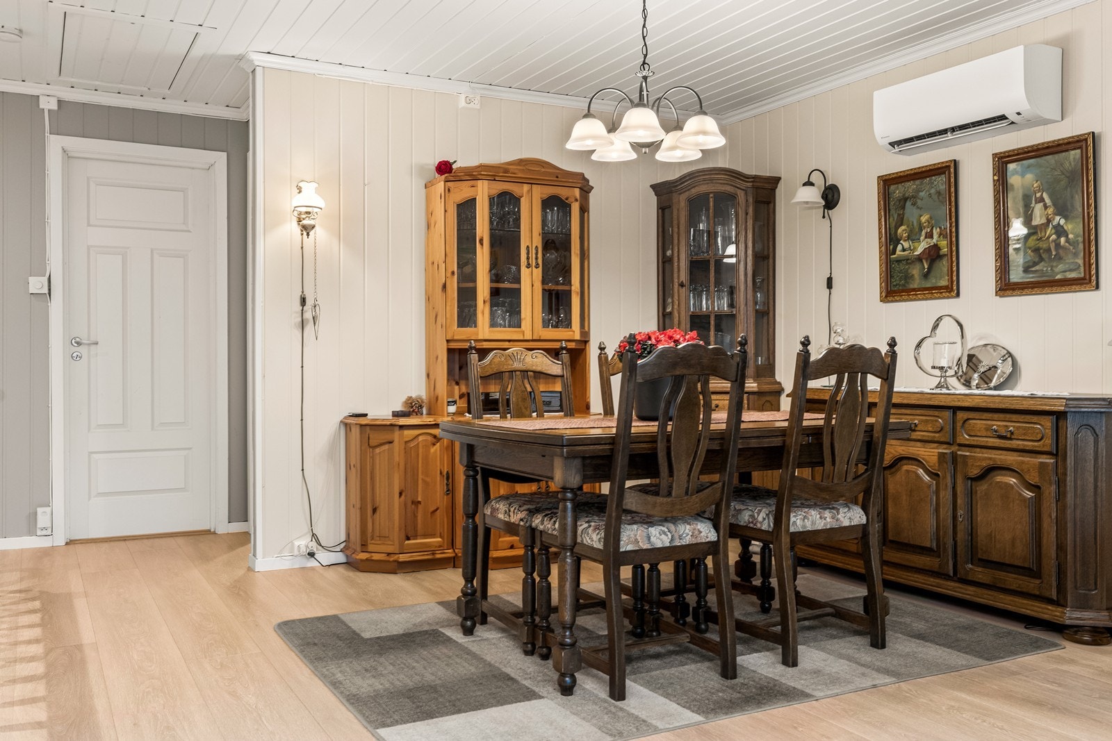 Spisestuen har en naturlig plassering i rommet med god plass for gjester. Galleribilde