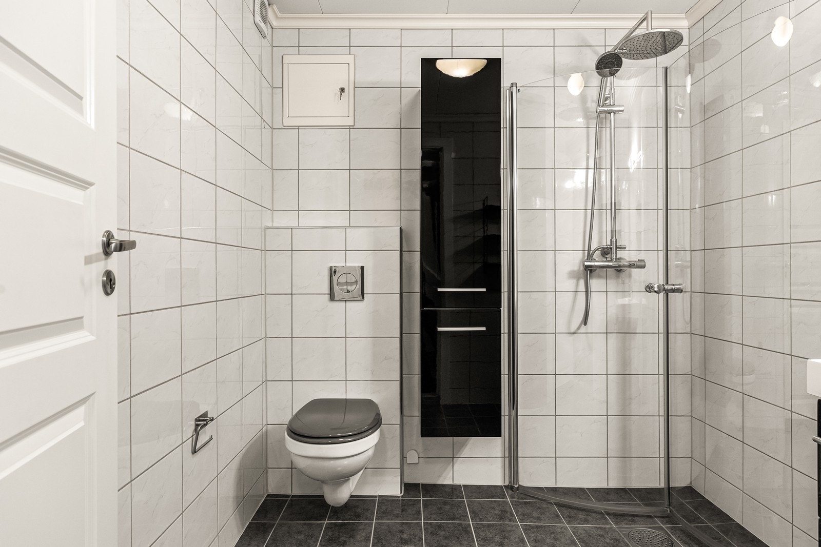 Dusjhjørnet har praktiske, innfellbare glassdører som frigjør gulvplass. Galleribilde