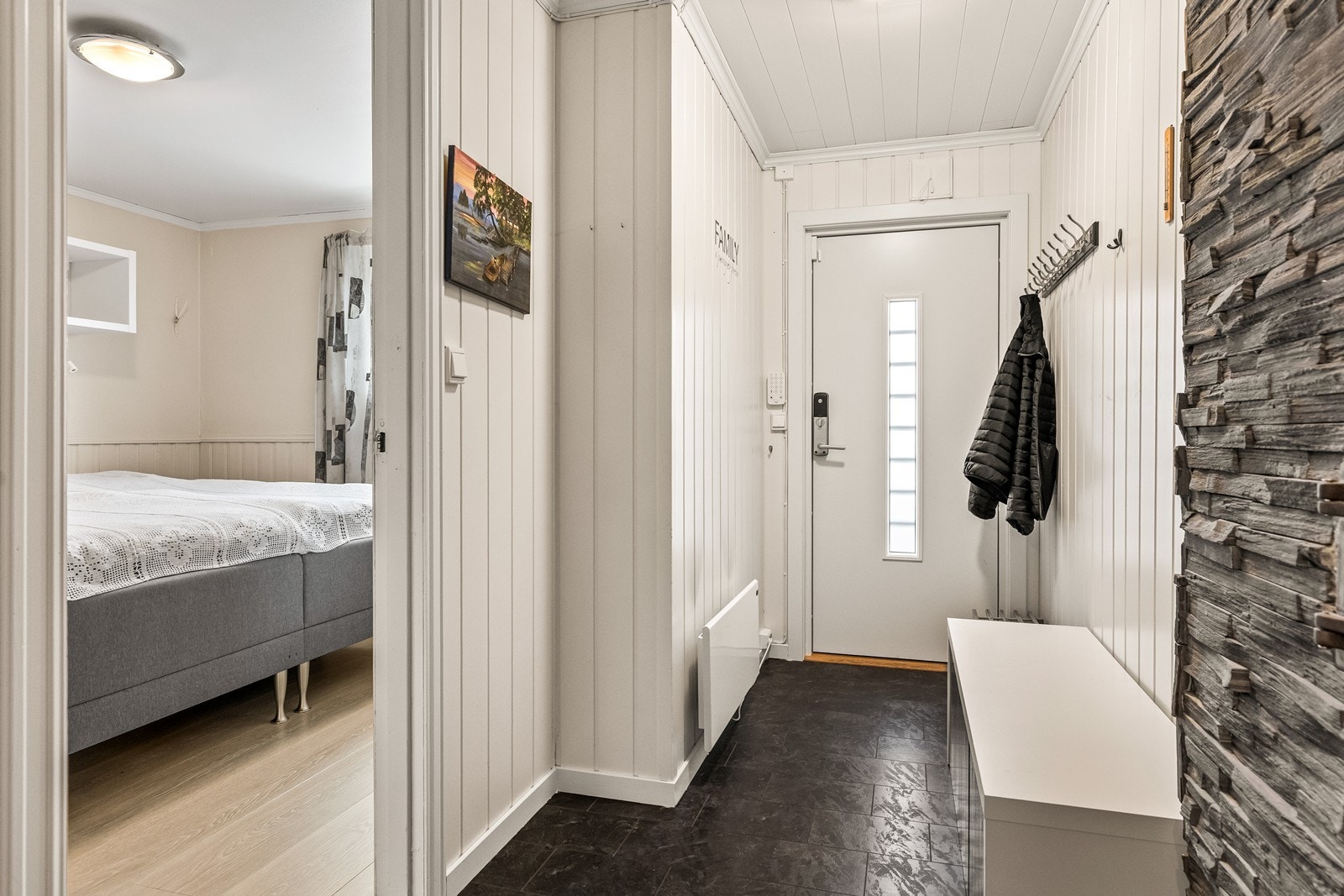 Velkommen inn i en praktisk entré med plass til oppbevaring av yttertøy. Galleribilde