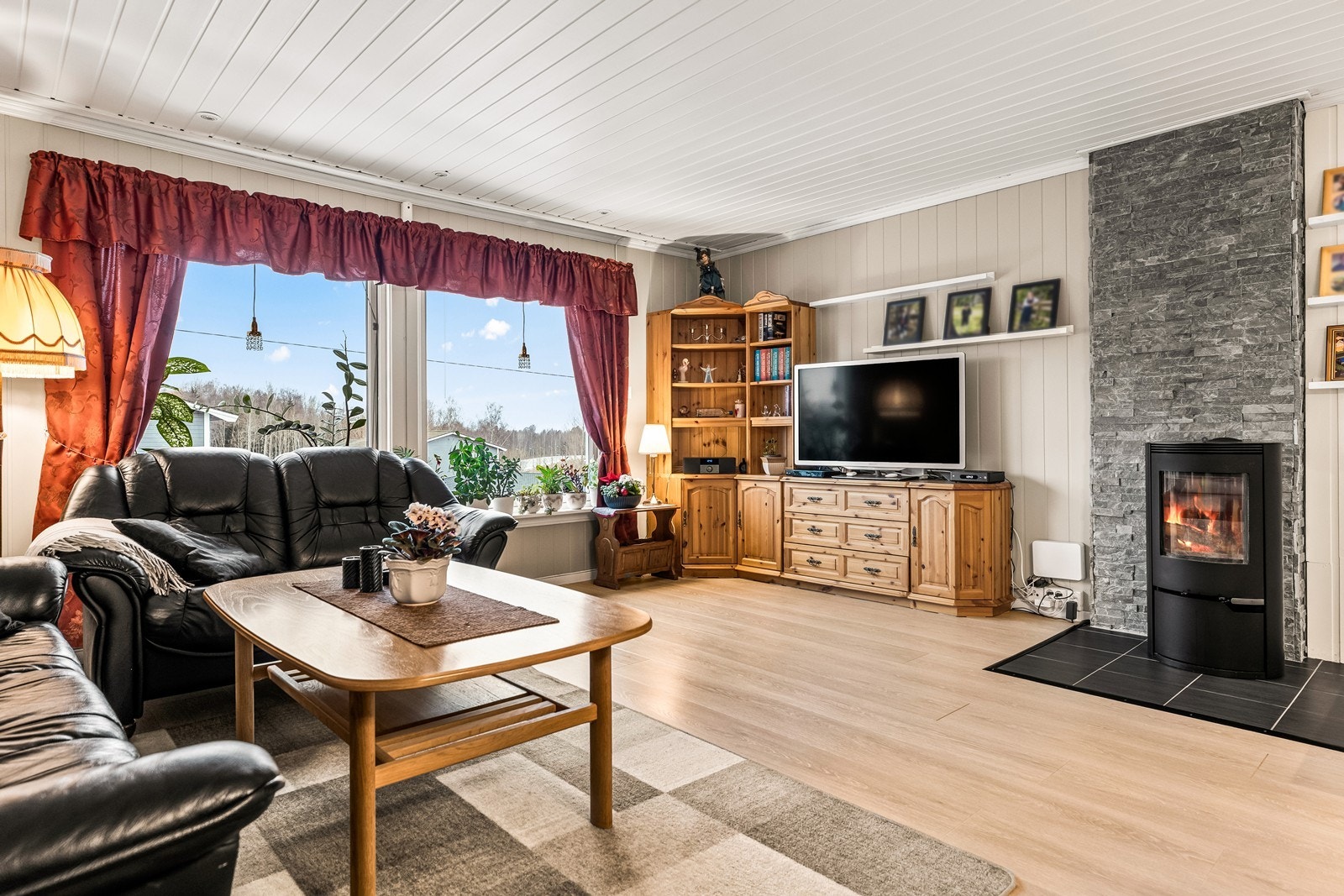 En moderne vedovn sørger for effektiv oppvarming og en hyggelig stemning. Galleribilde