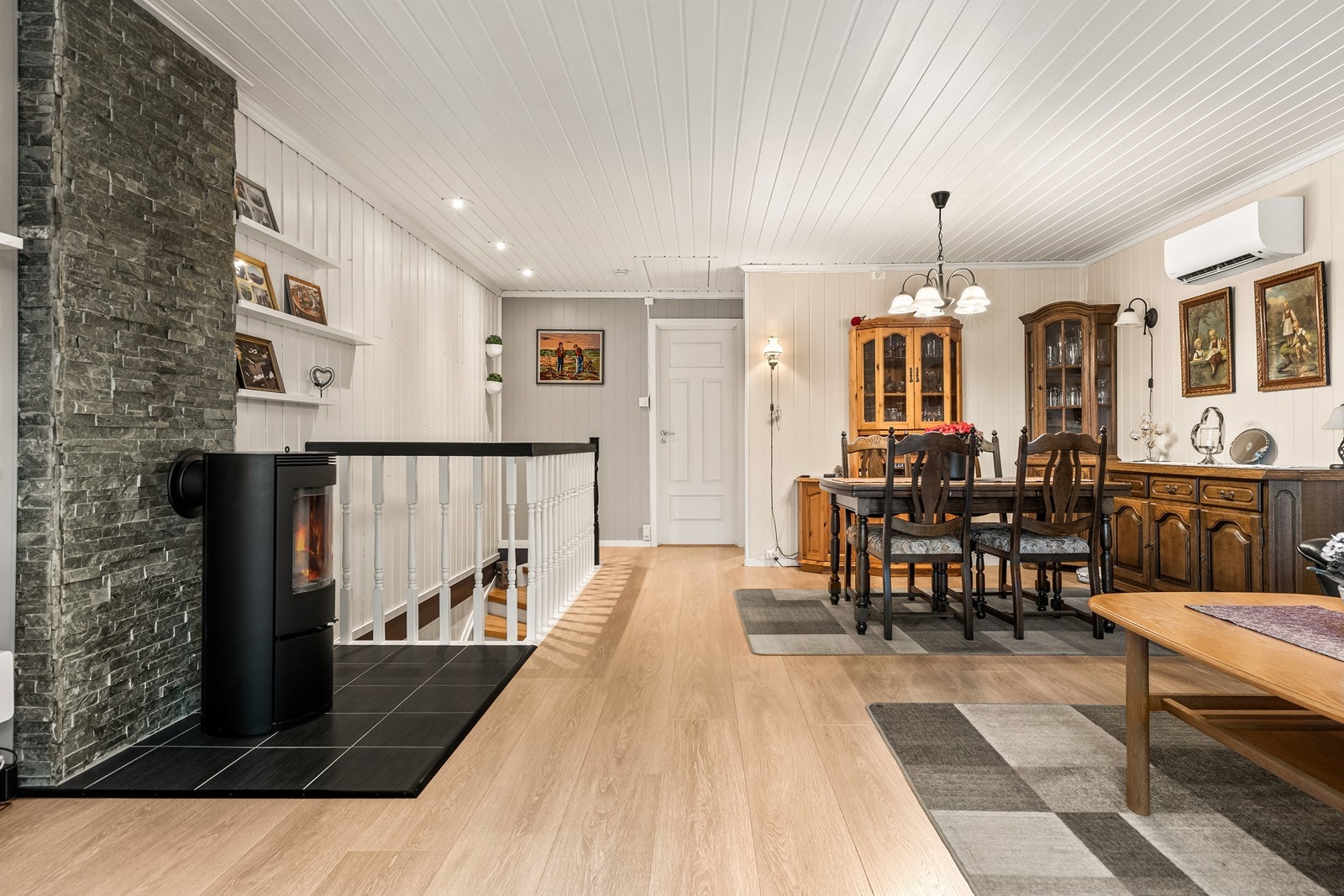 Den steinsatte veggen bak ovnen er en stilig detalj i rommet. Galleribilde