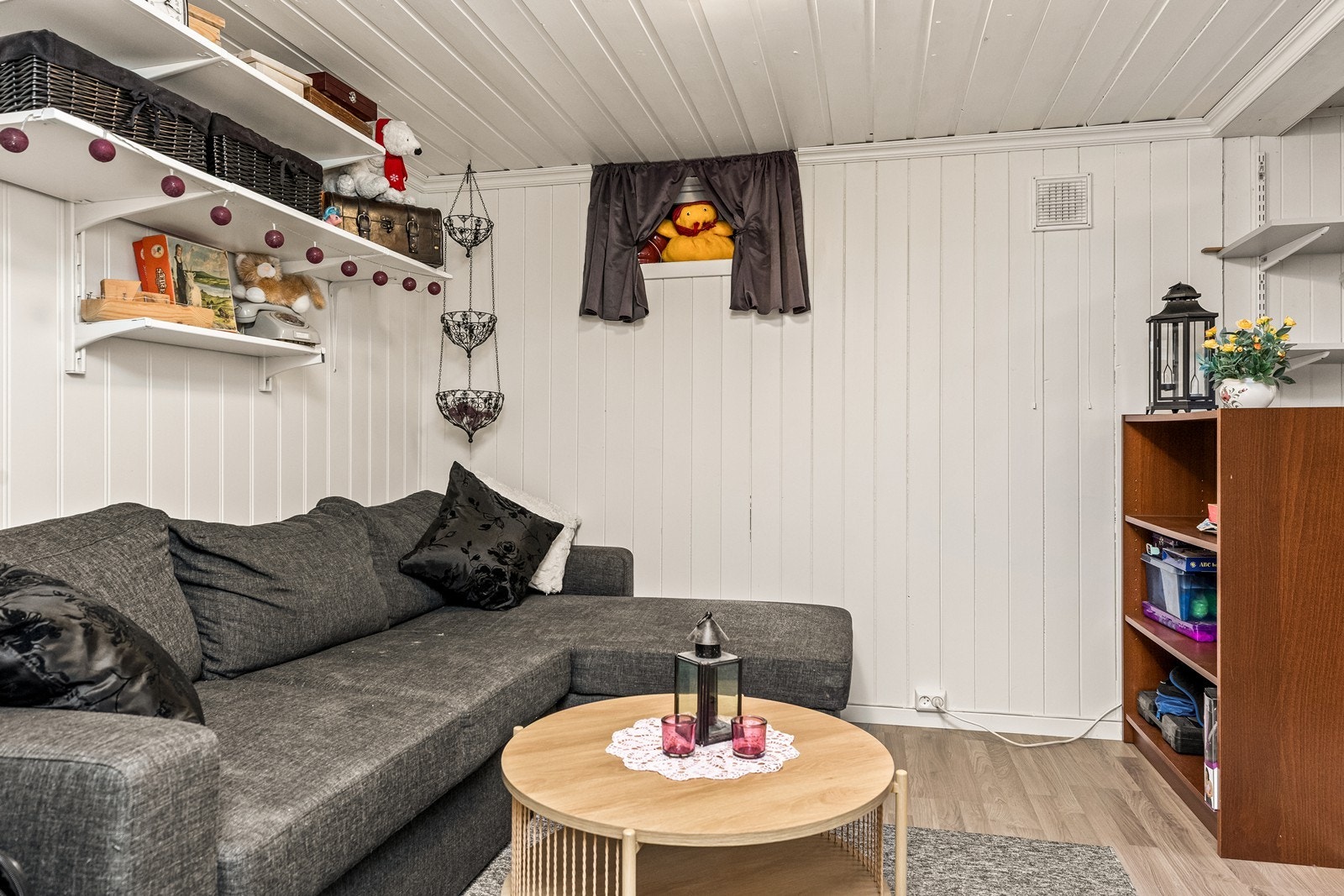 Innredet rom i underetasjen, som i dag benyttes som kjellerstue. Rommet er ikke godkjent for varig opphold. Galleribilde