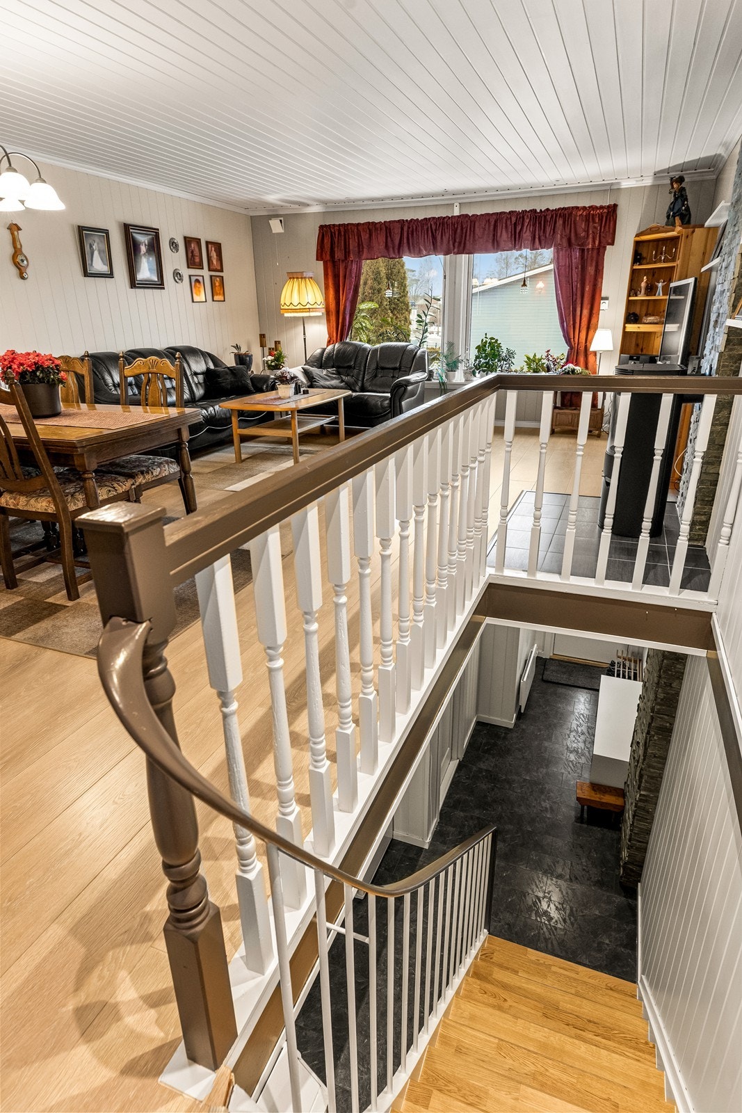 Vel oppe i andre etasje møtes du av et lyst og åpent allrom. Galleribilde