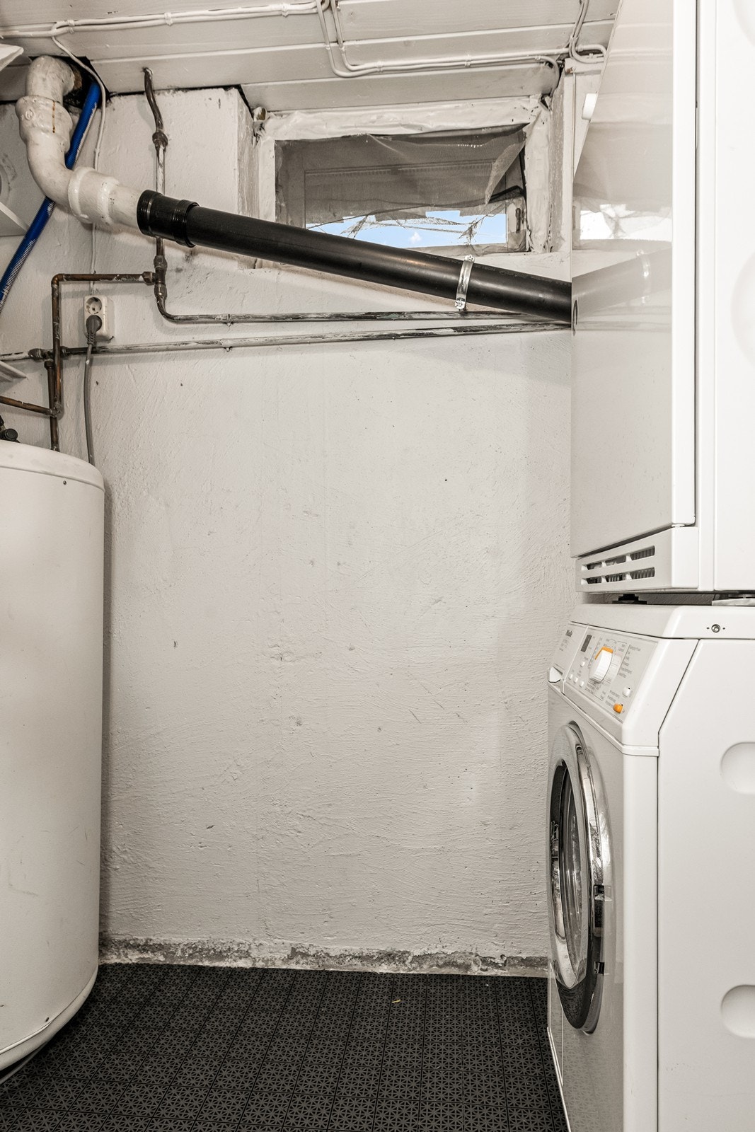 Separat og funksjonelt vaskerom med opplegg for vaskemaskin. Galleribilde