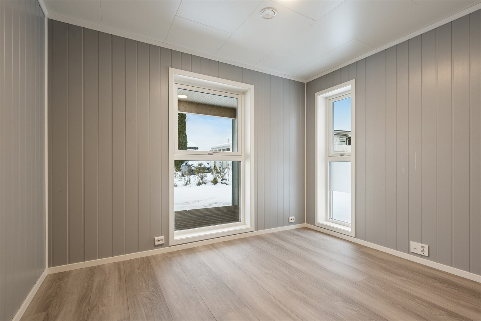 Alle rommene har god plass til stor seng, tilhørende møblement og garderobe. Galleribilde