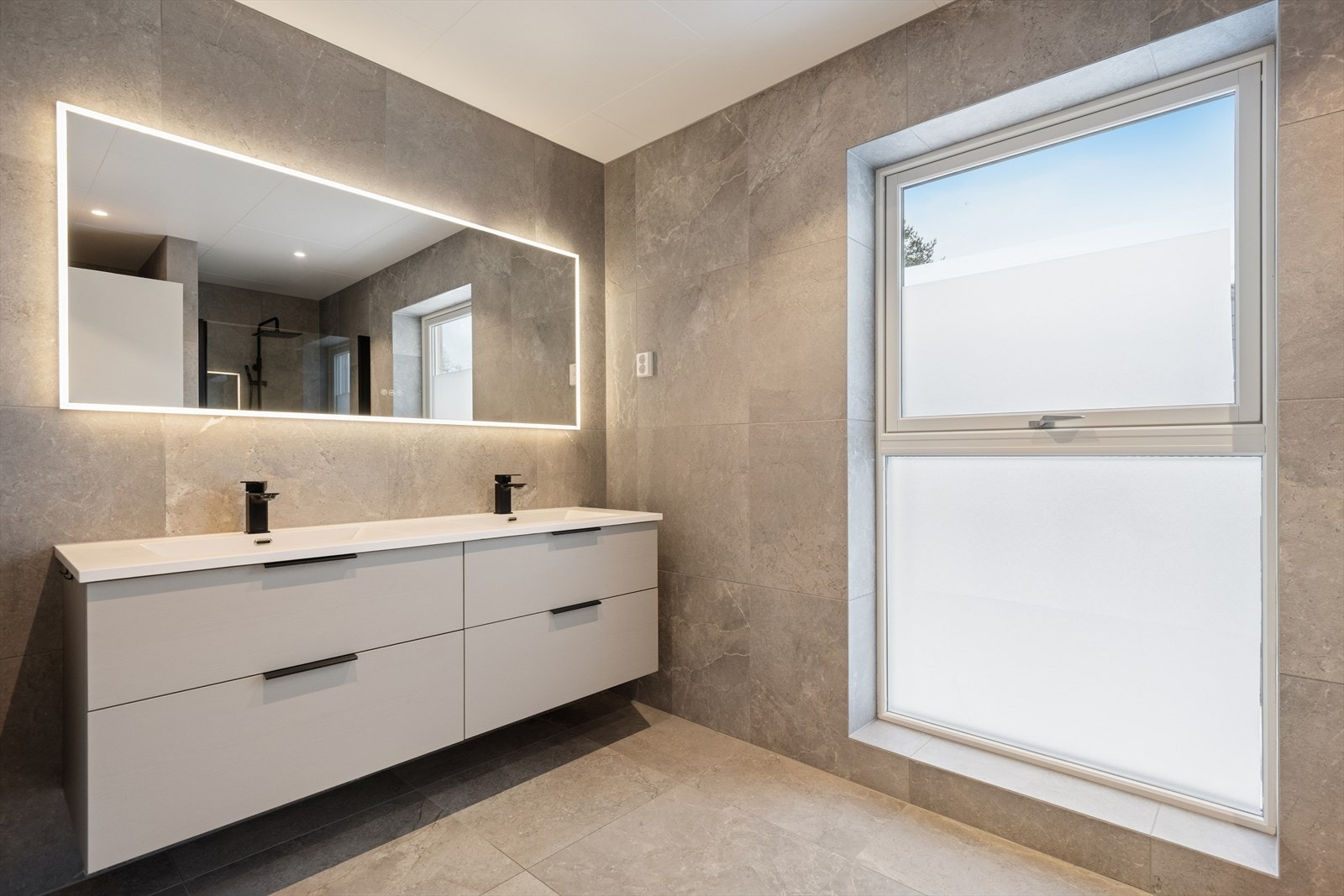 Delikat baderom beliggende i 2. etasje som har fliser på gulv og vegger, samt behagelig vannbåren varme i gulvet. Galleribilde