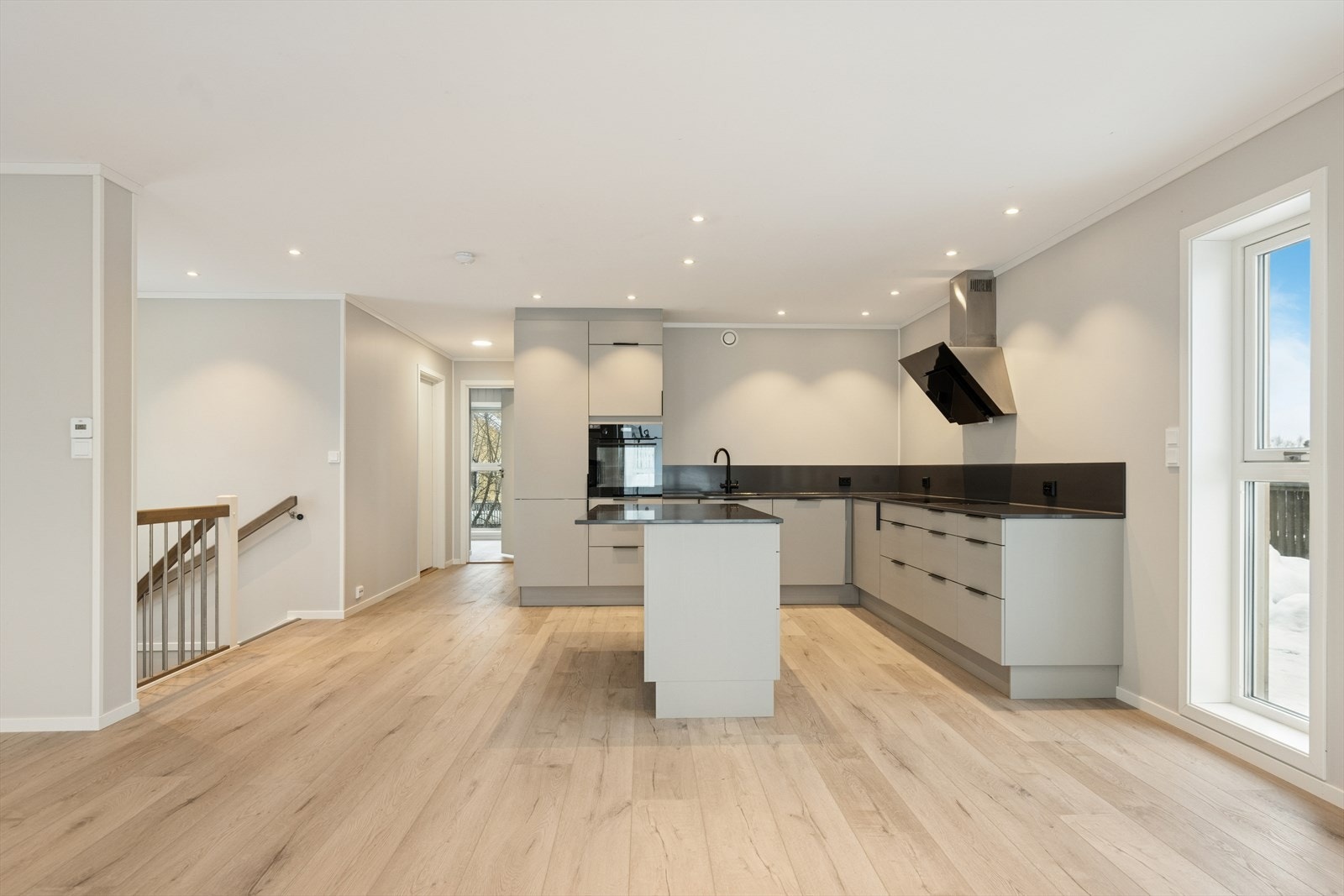 Kjøkkenet er innredet i en praktisk form og har godt med skap- og benkeplass. Galleribilde