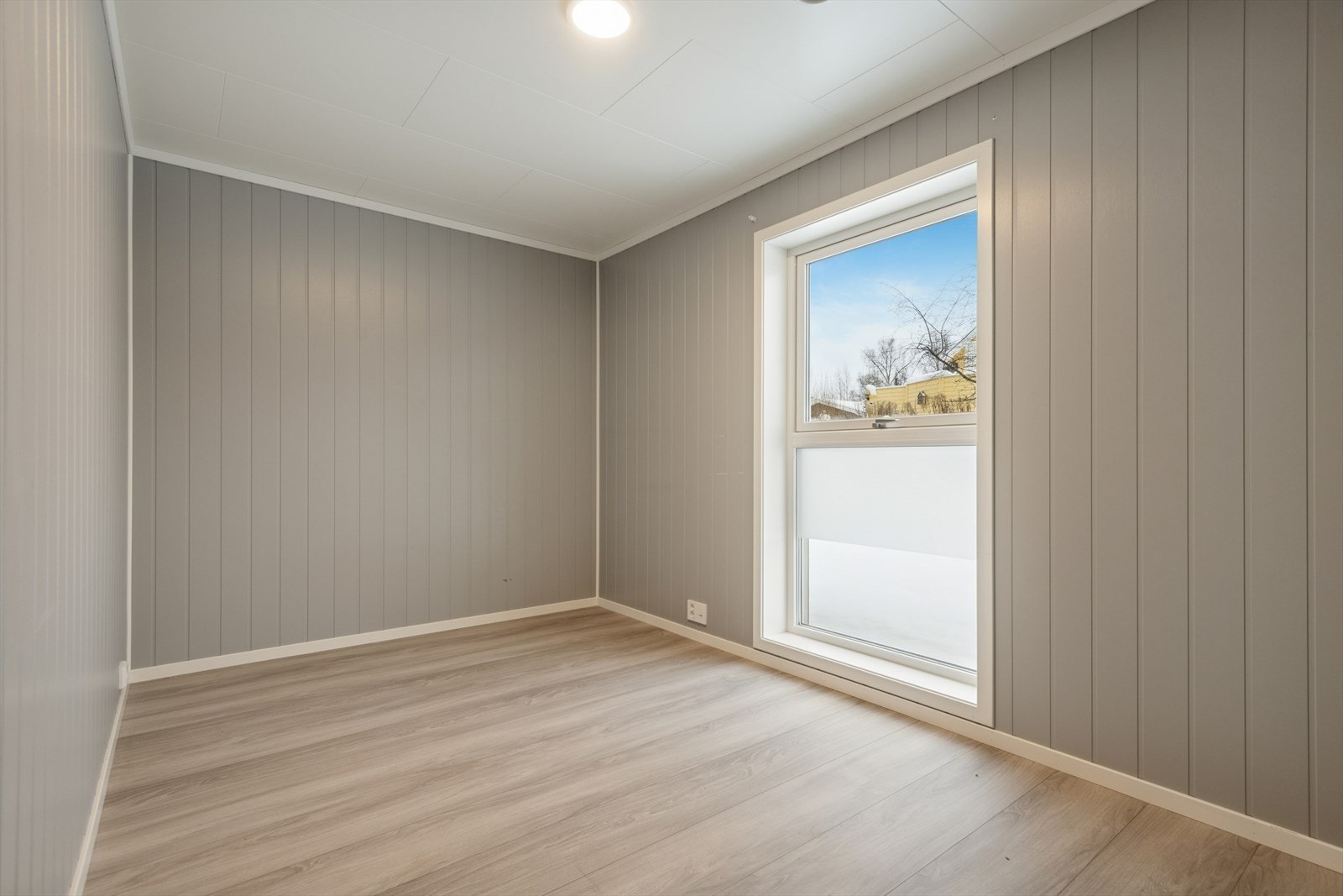 Soverommene har malte plater på vegger, laminat på gulv og store vindusflater. Galleribilde