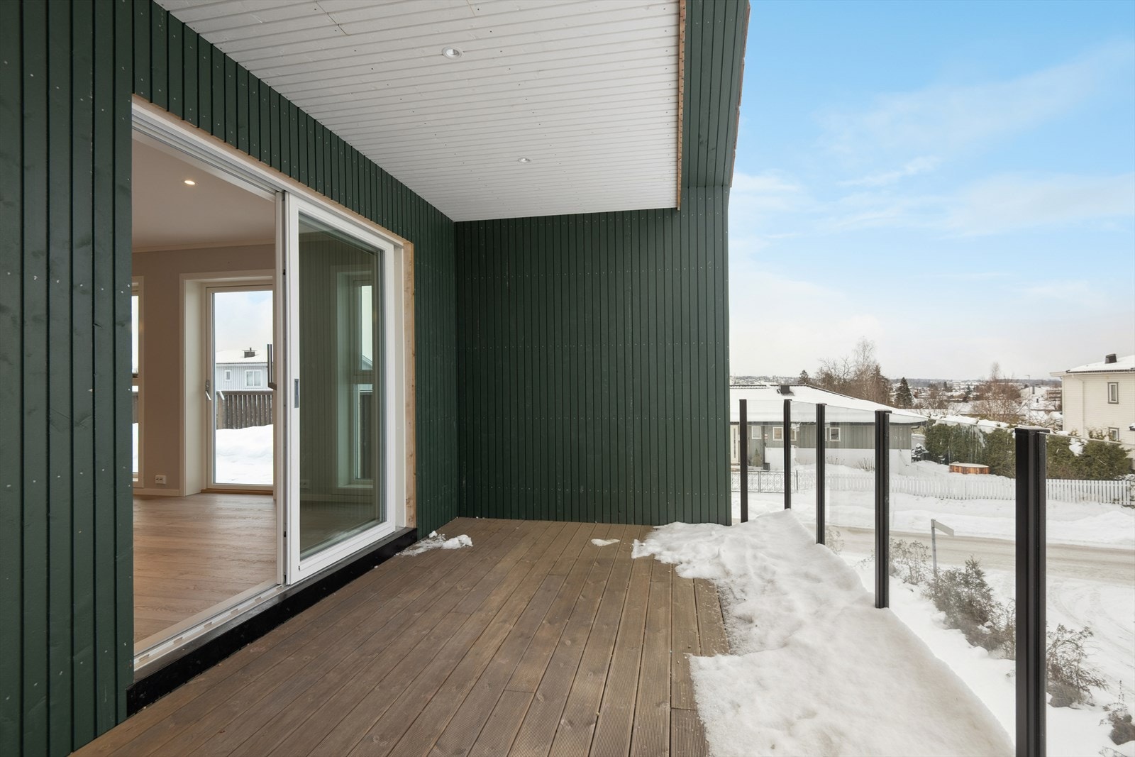 Fra stuen er det utgang til en solrik balkong som fungerer som en forlengelse av stuen på varme sommerdager. Galleribilde