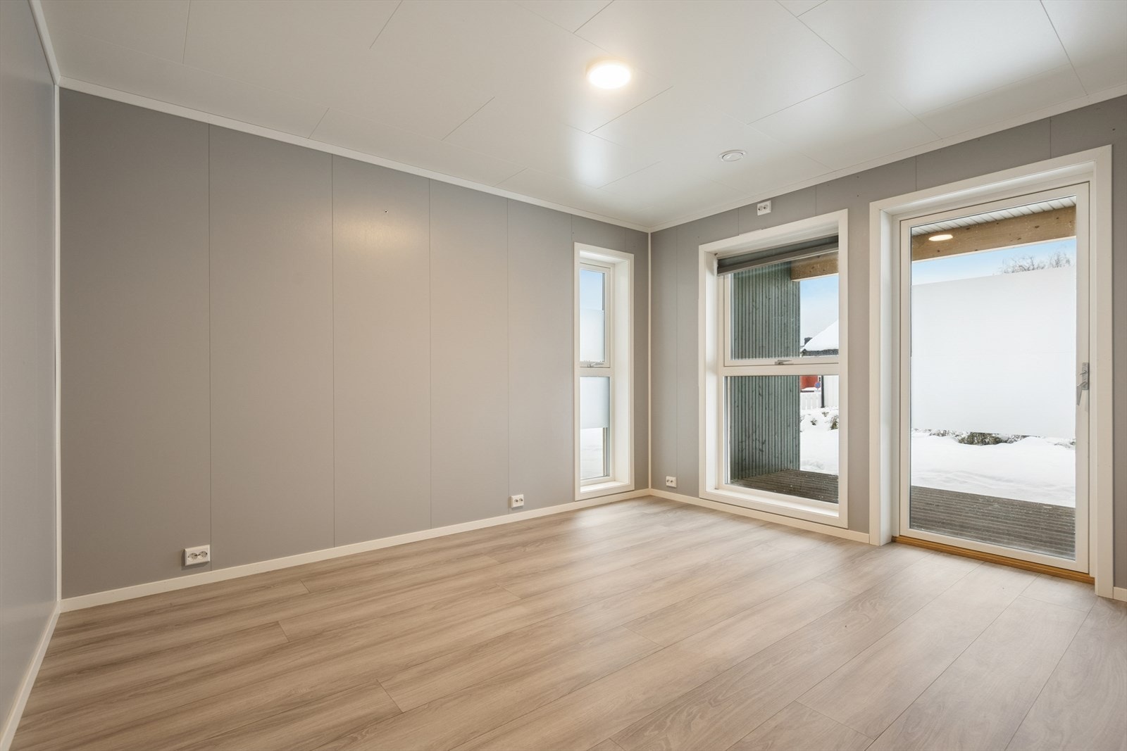 I boligen 1. etasje er det en kjellerstue med utgang til uteplass og hagen. Galleribilde