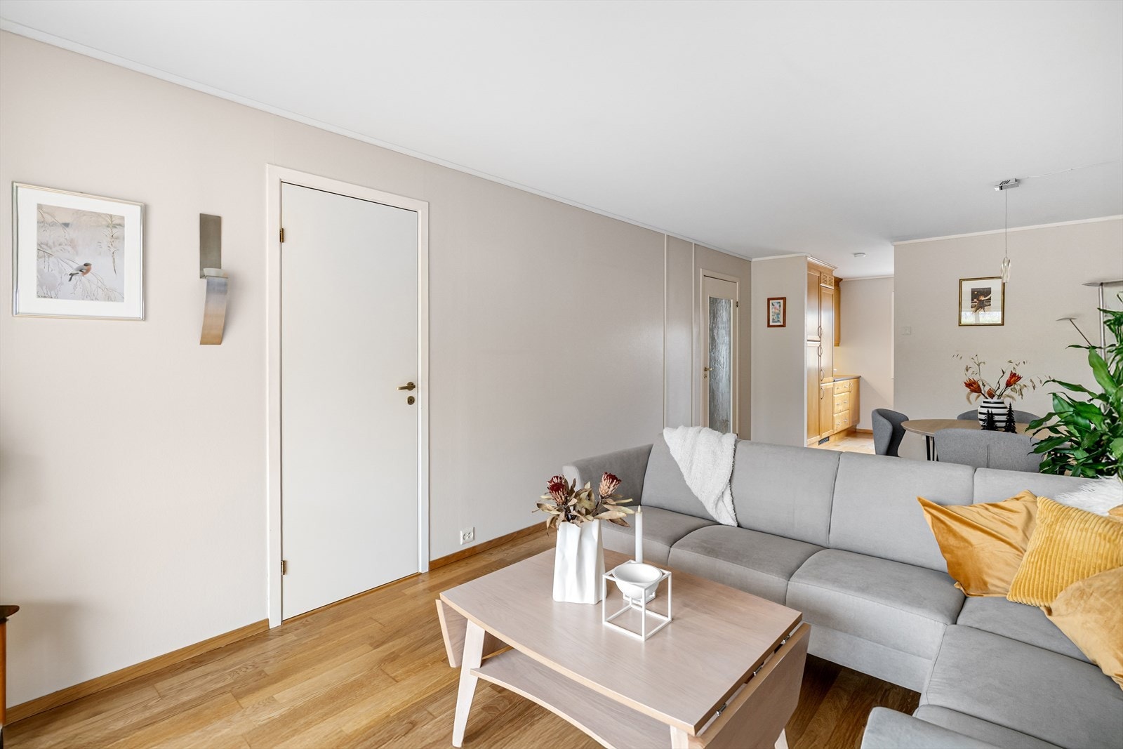 Romslig stue med plass til flere sittegrupper og spisebord. Galleribilde