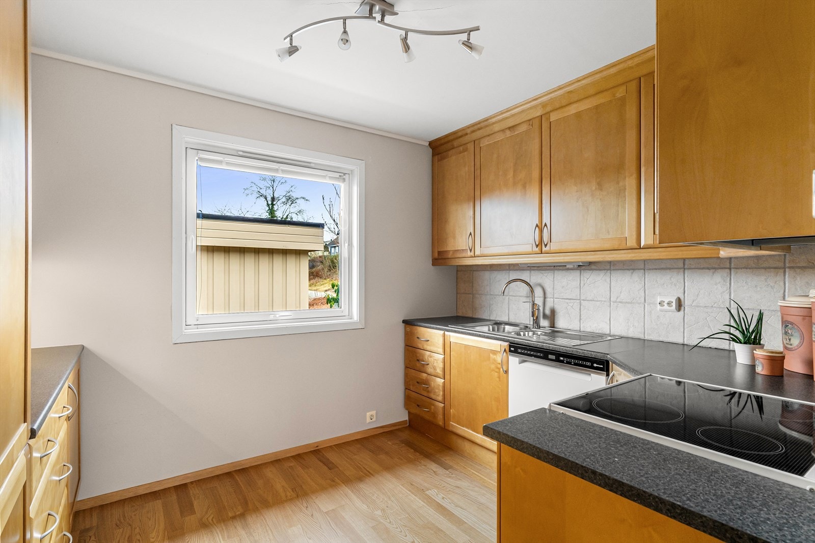 Kjøkkeninnredning fra kvalitetsleverandøren Vigrestad kjøkken. Overskap til tak og fliser over benk. Plass til kjøkkenbord like ved vinduet. Galleribilde