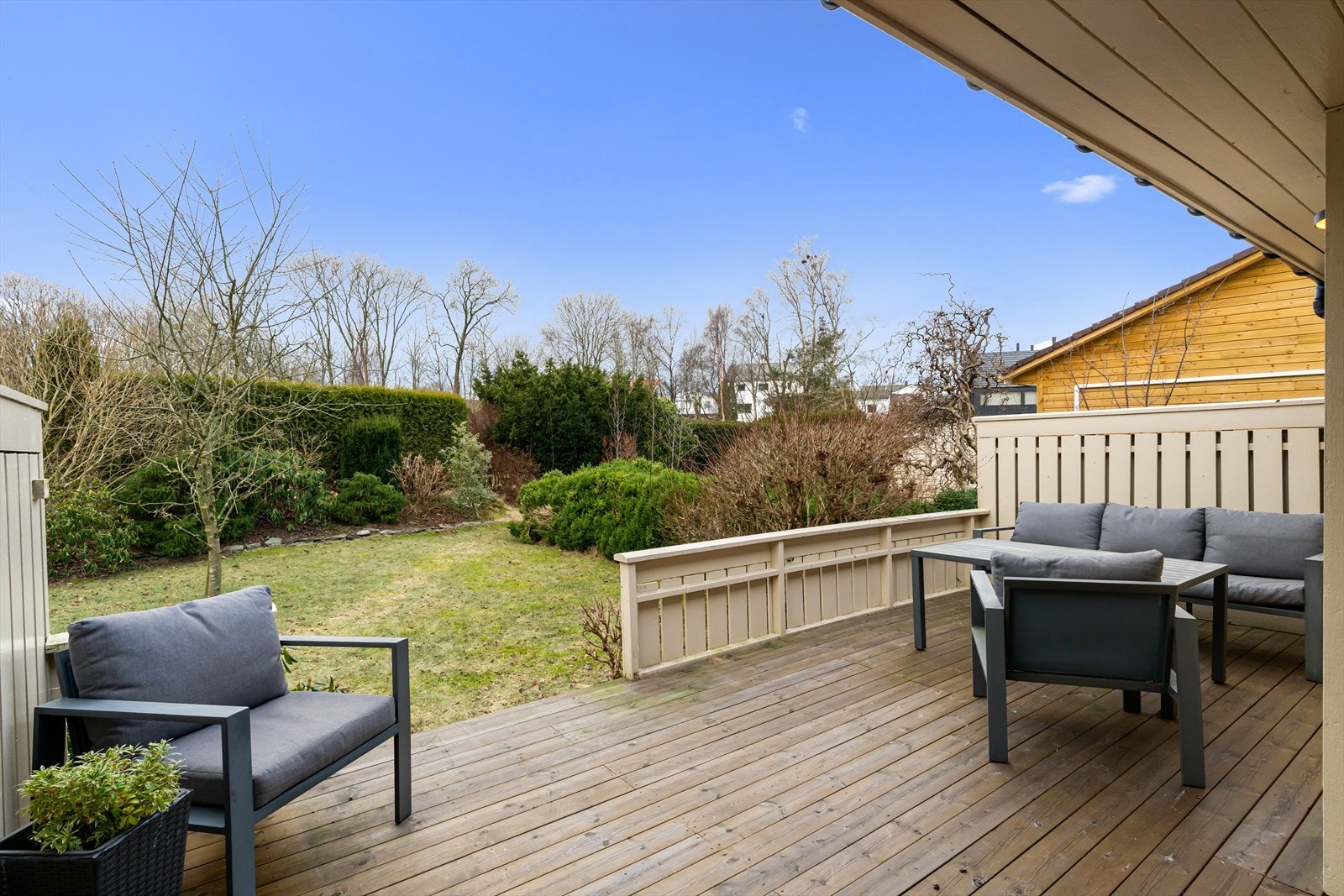 Uteområdet er lunt og usjenert. Eiendommen grenser til sykkel- og gangsti. Galleribilde