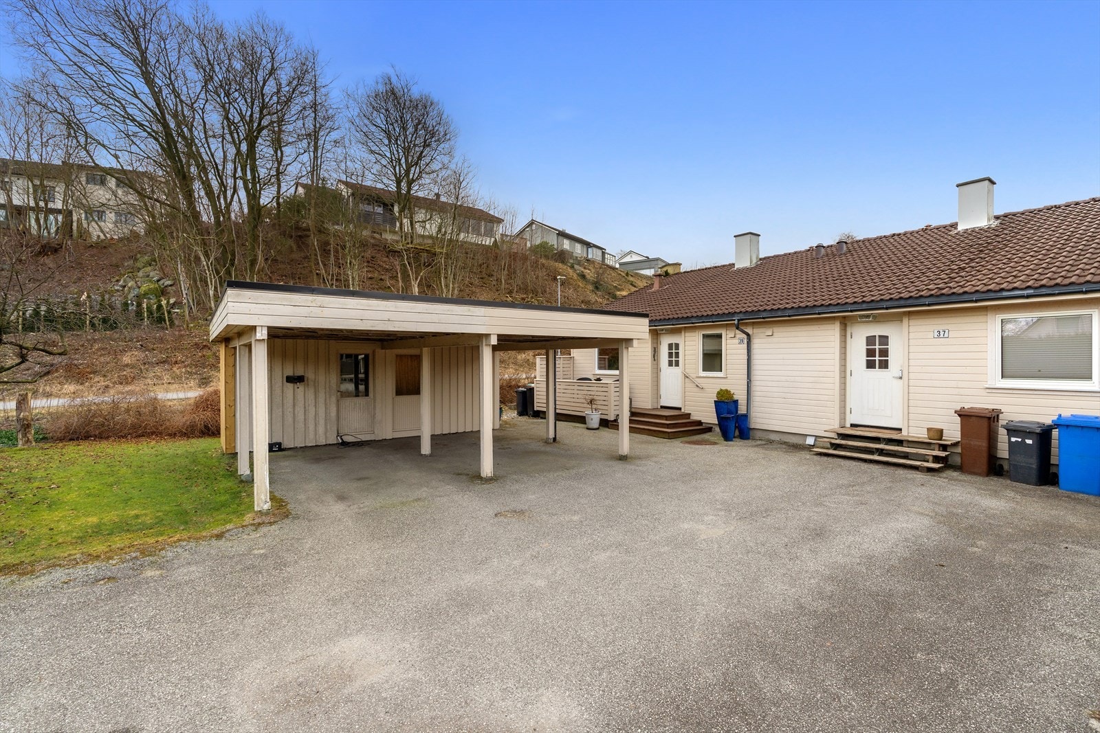 Parkering i carport og utvendig bod. Uteområde ved inngangsdør kan morgenkaffien nytes i sola. Galleribilde