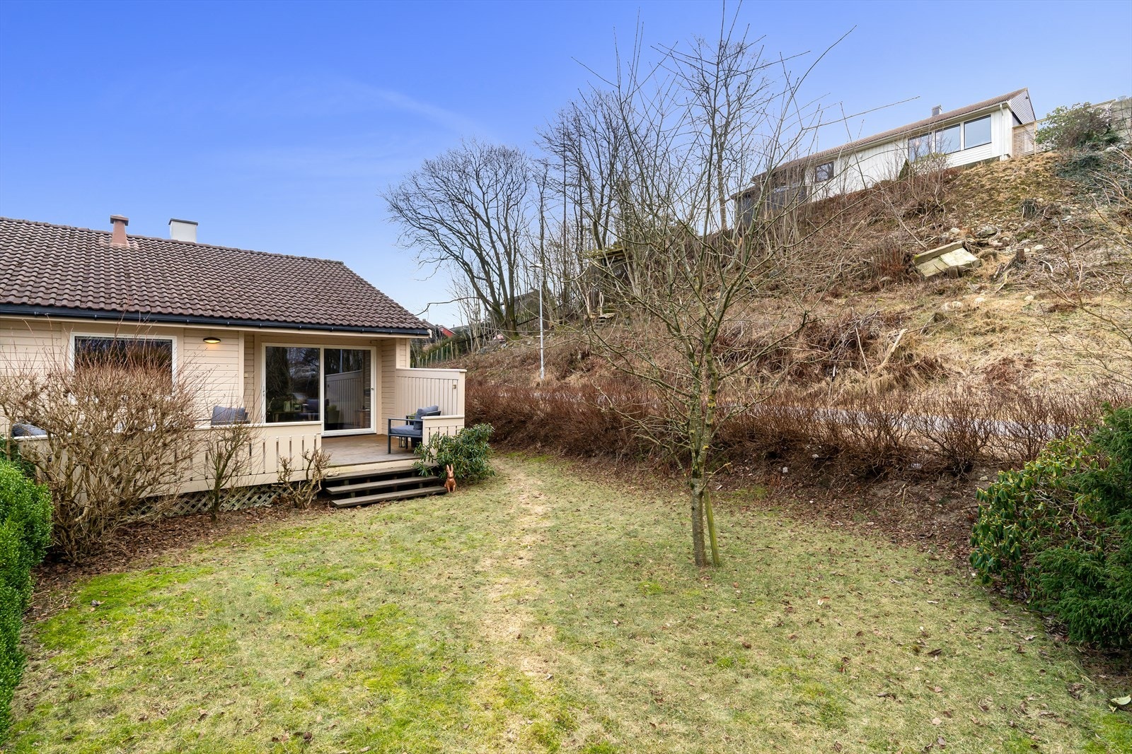 Enderekkehus i rolig område med egen hage og terrasse på 25 kvm - Alt på ett plan i tillegg til carport, oppbevaringsloft og kjeller. Galleribilde