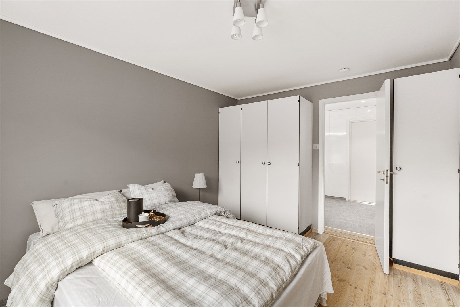 Soverom med plass til dobbeltseng og garderobeskap. Originalt tregulv. Galleribilde