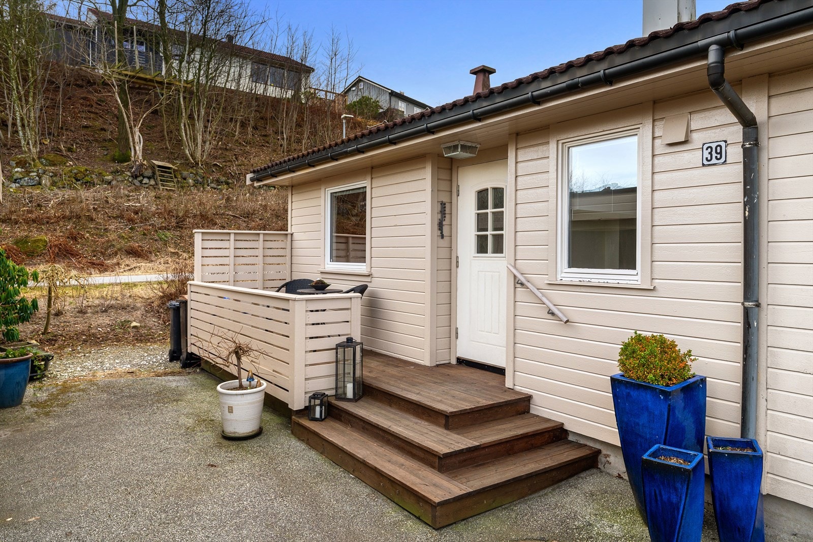 Inngangsparti med liten uteplass for morgenkaffien. Galleribilde