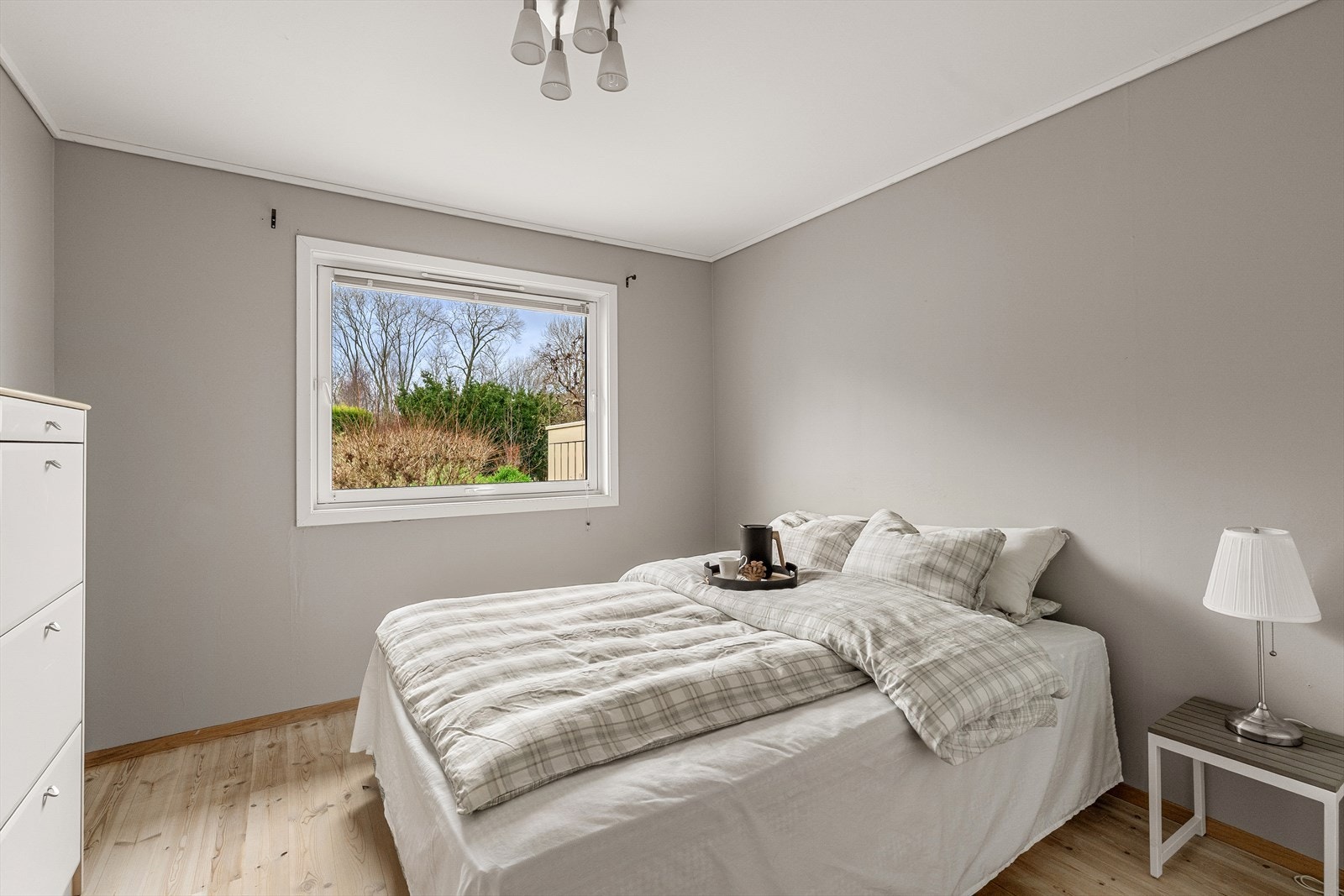 Fra soverommet er det adkomst både til bad og stue. Borettslaget har hatt flere oppgraderinger utvendig bl.a utskifting av vinduer og kledning. Galleribilde