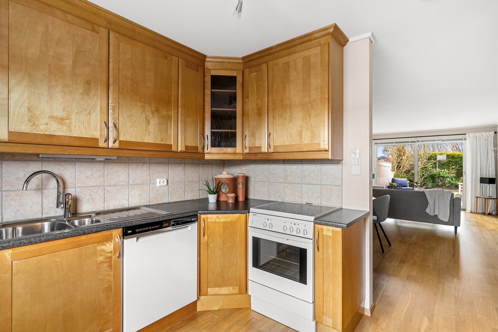 Innvendig boareal på 64 m² og inneholder: Vindfang/gang, bod, bad/vaskerom, soverom, stue og kjøkken. I tillegg oppbevaringsmuligheter på høgaloft, og grovkjeller. Galleribilde